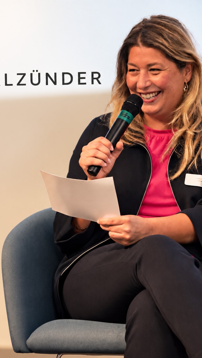 Was passiert, wenn Frauen eigene Unternehmen führen? Mein Thema gestern auf dem Female & Social Entrepreneurship Day an der IHK Potsdam auf der Bühne. 🎤
Meine Antwort: Drei Superpowers die Frauen im Business haben und stärker einsetzen sollten:
💛 Superpower 1: Empathie — sie führen Teams mit Herz und Verstand und spüren intuitiv, wenn Teams nicht passen oder jemand unzufrieden ist.
💛 Superpower 2: Reflexionskraft — sie denken nach bevor sie handeln. Und daraus entsteht Innovation.
💛 Superpower 3: Stärkenbewusstsein — sie wissen was sie können. Wenn sie es sich erlauben.
Welche trifft dich am meisten? 👇
#FemaleEntrepreneurshipDay #Unternehmerin #Stärken #WOW #Initialzünderin Potsdam