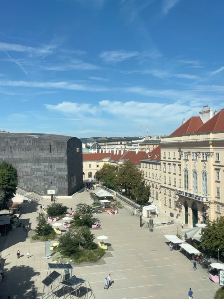 MuseumsQuartier, @mqwien , one of my favourite places is Viena, celebrates today 25 years - a powerful example of how a city can evolve without losing its memory. Historic structures, contemporary architecture, and everyday urban life coexist here in a very natural way. It shows how to regenerate can mean resignify - transforming what already exists so that new forms of life and connection can emerge.
.
Interior pictures of the amazing @leopold_museum
.
.
MuseumsQuartier @mqwien - um dos meus lugares favoritos em Viena, completa hoje 25 anos. Um exemplo muito potente de como uma cidade pode evoluir sem perder sua memória. Estruturas históricas, arquitetura contemporânea e vida urbana cotidiana coexistem aqui de forma muito natural.
Mostra como regenerar é muito ressignificar- transformar o que já existe para que novas formas de vida e conexão possam emergir.
.
Fotos do interior do fantástico @leopold_museum