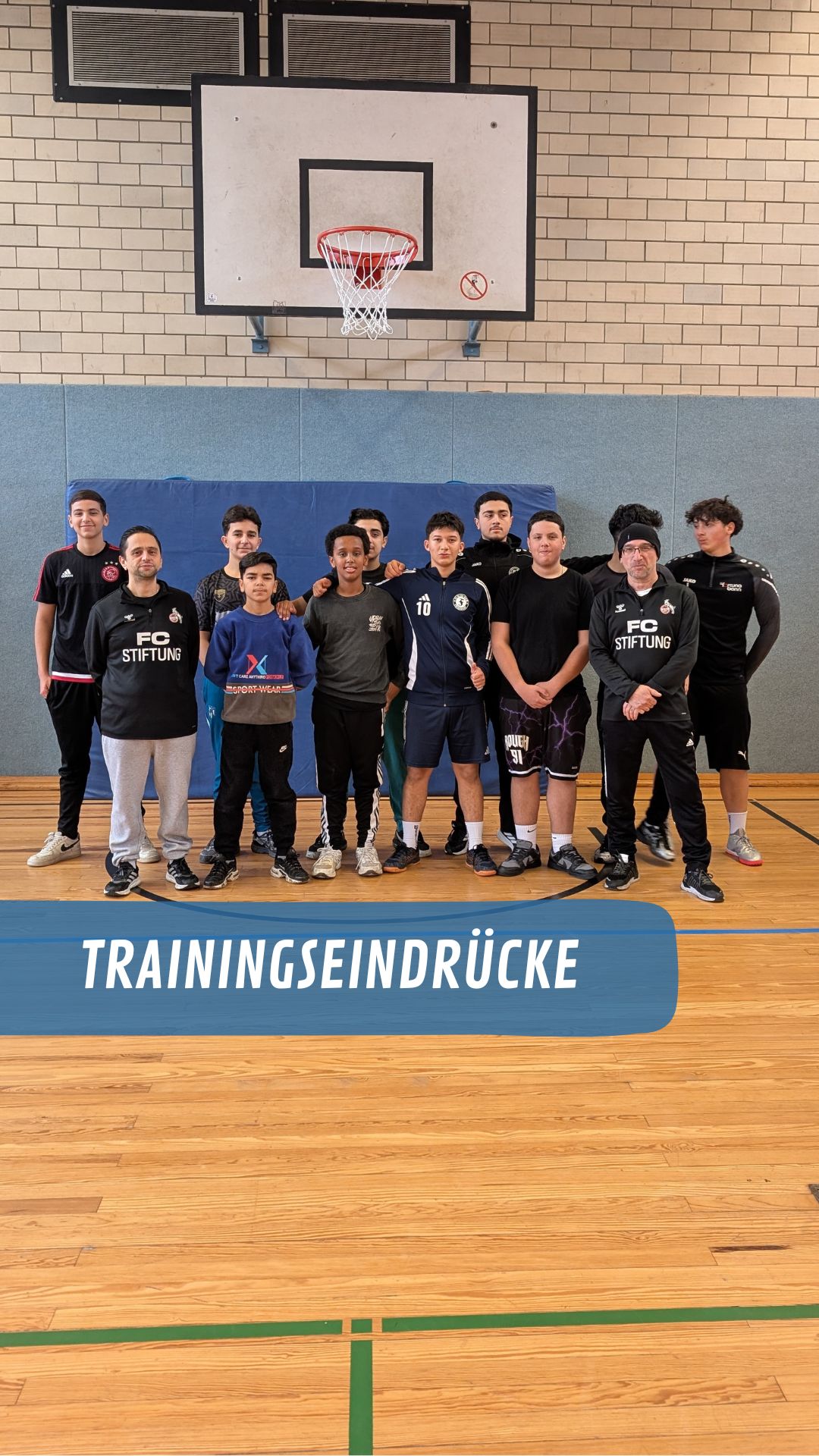 ⚽️ Bewegung, Koordination und jede Menge Spaß!
Aufwärmen mit Mattensprüngen, Koordinationsübungen mit dem Ball und zum Abschluss natürlich das Wichtigste: Spielen! 🙌⚽️
Hier ein paar Eindrücke aus unserem Training in Bonn-Duisdorf mit unseren engagierten Trainern Arsalan und Soto. 💪
📍 Jeden Samstag
🕚 11:00–13:00 Uhr
📌 Schieffelingsweg 2, Bonn-Duisdorf
Das Training ist offen für alle Kinder und Jugendlichen zwischen 6 und 18 Jahren. Kommt vorbei und macht mit ! ❤️⚽️
Wir freuen uns auf euch! 🙌
#KIDsmiling #Bonn #Duisdorf #Fußball #Team