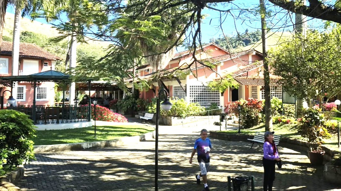Hotel Fazenda Rochedo: criando memórias afetivas há 33 anos
Já são mais de três décadas de história. Ao longo de 33 anos o Hotel Fazenda Rochedo, em Conservatória conquistou uma clientela fiel e uma credibilidade junto ao mercado ao se tornar uma referência em meios de hospedagem na região Sul Fluminense. O hotel passa por um retrofit e inaugura em dezembro seus novos apartamentos totalmente reformulados. Confira mais detalhes no blog: viajarnumaboa.com por meio do link: https://www.viajarnumaboa.com/post/hotelaria