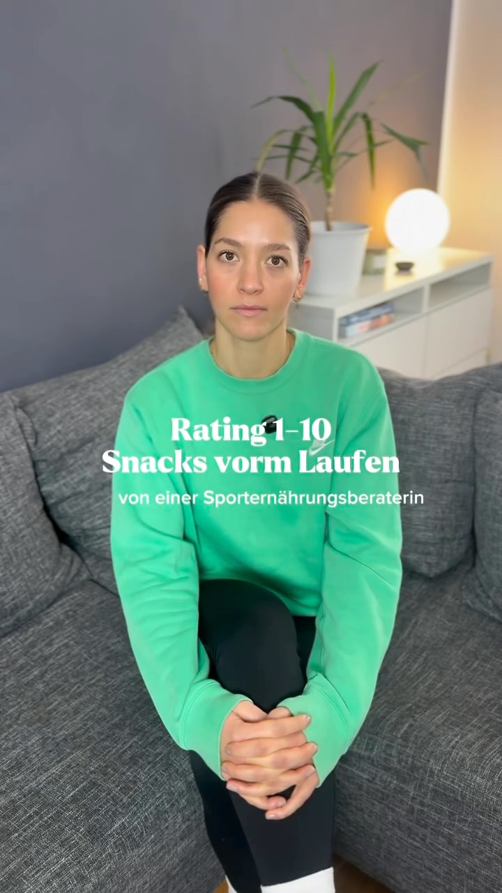 Bewertung von Snacks kurz vor dem Laufen >> hinsichtlich Verträglichkeit & Energieversorgung!!⚡️💪🏼
Umso kürzer der Snack vor der Einheit ist, desto leichter verdaulich sollte er sein & dementsprechend desto mehr einfache Kohlenhydrate liefern.
Einheiten je nach Intensität & Länge haben unterschiedliche Anforderungen.
Eine „Null“-Bewertung von z.B. Nüssen oder Joghurt bedeutet a) dass der Abstand zum Training größer sein sollte und b) beides nicht die richtige Energie für dein Training liefert.
Warum Gummibärchen 9 und Banane „nur“ 8?
Gummibärchen können direkt davor oder auch währenddessen gegessen werden und werden eigentlich von allen gut vertragen - heißt aber nicht gleich, dass es der beste Snack oder die einzige Möglichkeit ist. Eine Banane direkt kurz vor Trainingsstart kann bei manchen schon zu schwer im Magen liegen, besonders direkt vor intensiven Einheiten. Deswegen dann hier einfach noch ein paar Minuten mehr Verdauungszeit einplanen.
#sporternährung #running #snacks #laufen #ernährung