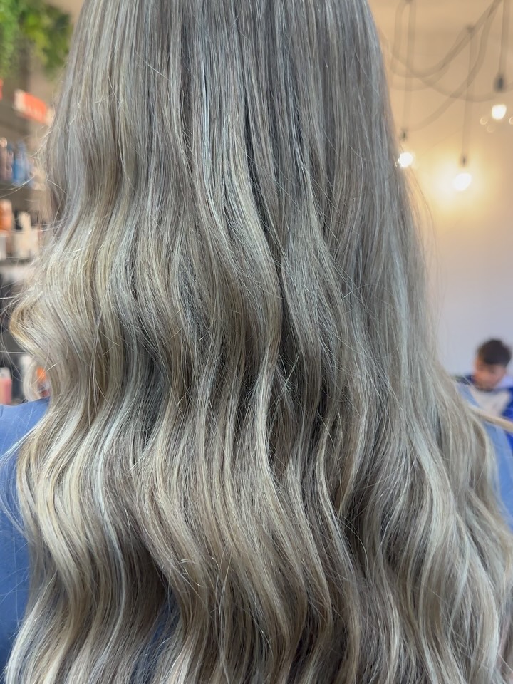 It was time for a BLONDE refresh! β¨
Taking care of that regrowth and bringing back the brightness! @hair_donebynicole
#glohairdressing #blonde #wella