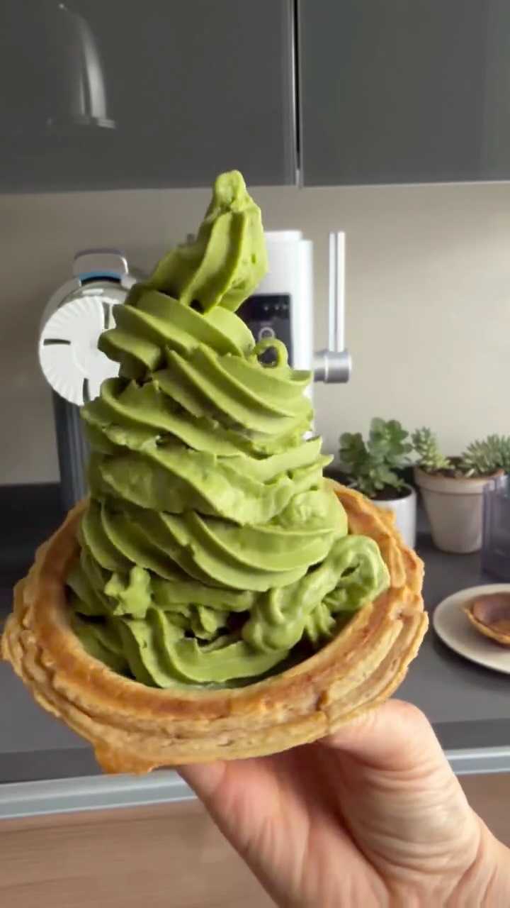 El helado más cremoso de matcha que he hecho y además completamente sin lácteos.
La base lleva leche de coco, miel y matcha; se congela toda la noche y la Ninja Swirl hace la magia. Terminé sirviéndolo en un cono de waffle casero (escríbeme y te paso la receta) porque el contraste entre lo cremoso y lo crujiente es simplemente espectacular.
Consíguela en sharkninja.mx @ninjamexico
Ingredientes
Base de helado de matcha
400 ml leche de coco entera (en lata)
3 cucharadas de miel o endulzante al gusto
2 cucharaditas de matcha de buena calidad
1 cucharadita de vainilla
1 pizca de sal
Conos de waffle caseros
Sigue el procedimiento del video mezclando los ingredientes en el vaso de la ninja swirl y congelando mínimo 16 horas luego lo metes en el programa de helado suave y te va a salir este helado espectacular!
Guarda esta receta para la próxima que quieras un helado en tu casa de matcha mejor que comprado
#NinjaSwirl #NinjaMexico