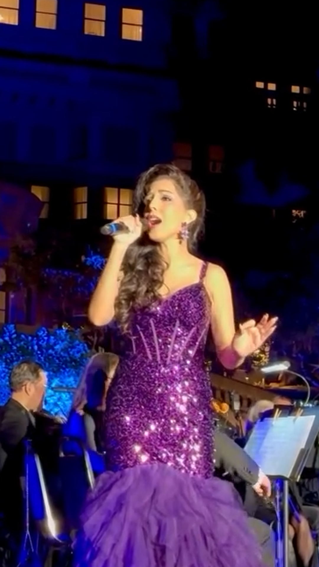 🎶✨ "The Prayer."
Starting the week with the song I reach for when I need a little faith. Celine and Bocelli wrote a prayer for all of us, and singing it always steadies my heart. Let it carry you into your week.
xo, Roxy Darr 💋🌹
#ThePrayer #CelineDion #AndreaBocelli #ClassicalCrossover #Soprano #RoxyDarr