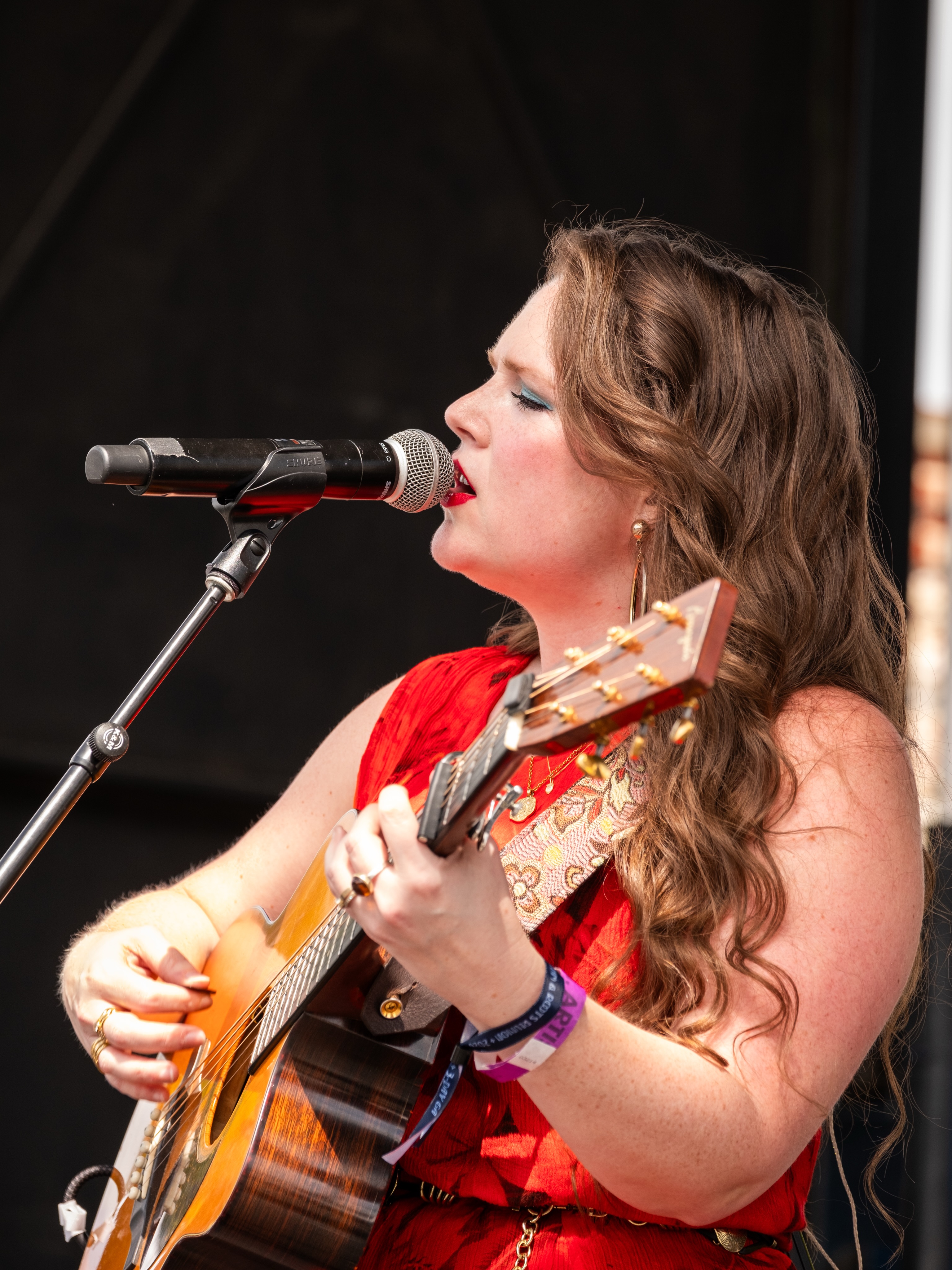 Here are some close up shots of @erinlunsfordmusic performing on the Piedmont Stage at @bristolrhythm for the 25th anniversary.
Camera: FujiFilm XT-5
Lens: FujiFilm 50-140 f2.8
#brrr2026 #bristolrhytm #erinlunsfordmusic #photography #music