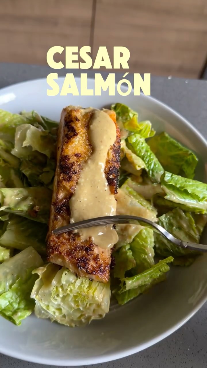SALMÓN CÉSAR CRUNCHY. Si el mejor bocado de una ensalada César se convirtiera en salmón, sería este: doradito, con costra de panko y un aderezo que vas a querer ponerle a TODO.
El mismo aderezo sirve para marinar el salmón y para darle todo el sabor a la lechuga. Así se hace:
Ingredientes
Para el aderezo César :
• 1 taza de queso parmesano finamente rallado
• ½ cucharada de ajo picado
• 4 cucharadas de anchoas escurridas y finamente picadas
1/4 taza de aceite de oliva
• ⅙ de cucharada de sal, o al gusto
• ⅓ de cucharada de pimienta negra molida
• 6 cucharadas de mostaza
• 2 cucharadas de vinagre de vino tinto
• ⅔ de cucharada de salsa inglesa
• ¼ de taza de jugo de limón
Para armar:
• 4 lomos individuales de salmón con piel
• 1 taza de panko, o lo necesario para cubrirlos
• 6 tazas de lechuga romana en trozos
• 2 cucharadas de aceite para el sartén
Preparación
1. Licúa los ingredientes del aderezo hasta integrar. Prueba antes de añadir toda la sal: las anchoas y el parmesano ya aportan bastante sabor.
2. Separa una parte del aderezo antes de que toque el pescado crudo y guárdala para la ensalada.
3. Unta los lomos de salmón con el resto del aderezo y deja marinar durante 15 minutos en refrigeración.
4. Cubre con panko únicamente el lado que no tiene piel, presionando suavemente para que se adhiera.
5. Calienta el aceite en un sartén a fuego medio. Coloca el salmón primero con la piel hacia abajo; cuando esté dorada, voltéalo con cuidado y cocina por el lado del panko hasta formar una costra crujiente y terminar de cocinar el centro. El tiempo dependerá del grosor de los lomos.
6. Mezcla la lechuga con el aderezo reservado, al gusto. Sirve el salmón encima y, si quieres, termina con un poquito más de aderezo.
Crujiente por fuera, jugoso por dentro y con una ensalada que sí se antoja.
Guarda esta receta para la próxima vez que tengas salmón y quieras salir de lo de siempre.