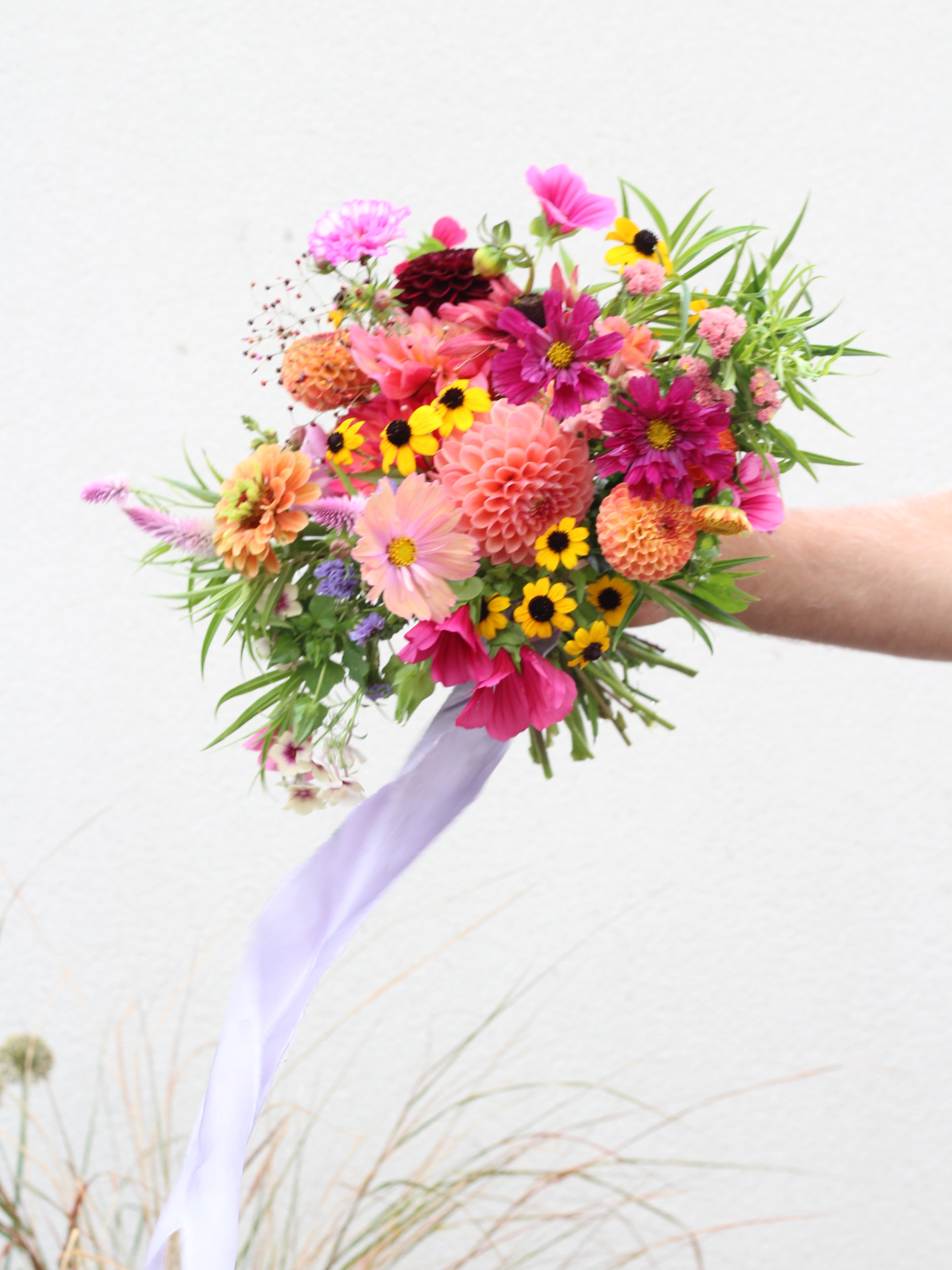 A belated but big congratulations to Issy and Matt who married just over a week ago just down the road at @southsandsweston - loved their bright and beautiful colours - a real celebration of Septembers finest! π
Featuring dahlias, zinnias, cosmos and rudbeckia πΈ
Thank you @wildroseandbrambleflowerfarm for extra stems π
#weddingbouquet #summerweddingflowers #colourfulwedding #bridalbouquets #somersetwedding