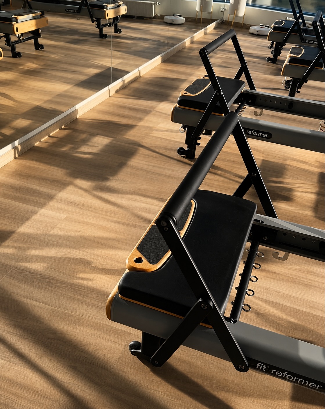 Reformer Pilates algajatele või tavagrupp – kumb valida? 🤍
Algajate trennis on koormus veidi kergem, kordusi vähem ning treener selgitab tehnikat ja harjutusi põhjalikumalt.
Tavagrupis on tempo aktiivsem, kordusi rohkem ja harjutused veidi keerulisemad. Professionaal ei pea selleks kindlasti olema!
Kui tuled Reformer Pilatese trenni esimest korda, soovitame alustada algajate grupiga. 🤍
Trennid toimuvad iga päev nii hommikuti kui ka õhtuti. Vaata tunniplaani meie profiili kinnitatud SCHEDULE’ist või kirjuta meile sõnumitesse.
——
Reformer Pilates для начинающих или обычная группа – что выбрать? 🤍
В группе для начинающих нагрузка немного легче, меньше повторений, а тренер подробнее объясняет технику и упражнения.
В обычной группе темп активнее, больше повторений и упражнения немного сложнее. И нет, быть профессионалом для этого совсем не нужно!
Если Вы впервые на Reformer Pilates, рекомендуем начать с группы для начинающих. 🤍
Тренировки проходят каждый день как утром, так и вечером. Расписание для записи смотрите в закрепленном SCHEDULE в нашем профиле или напишите нам в Direct.
