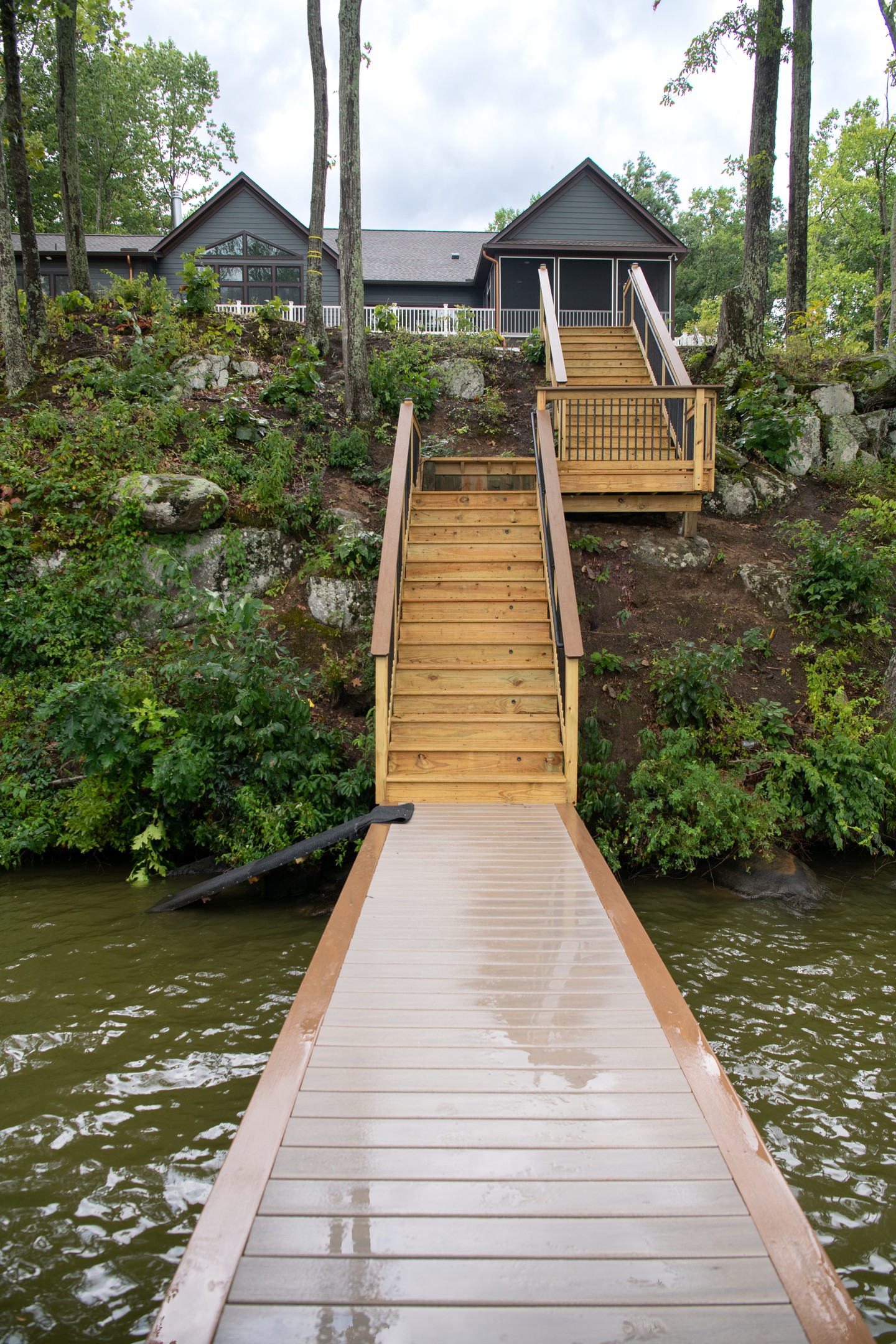 What if your backyard led straight to the water? 🌊
Morning coffee overlooking the lake. Barefoot walks down to the dock. Afternoons on the boat and evenings watching the sun disappear across the water. Lake living isn’t just about where you live—it’s about how you live.
With Simply Home, your custom lake home can be designed to make the most of every view, every season, and every moment on the water.