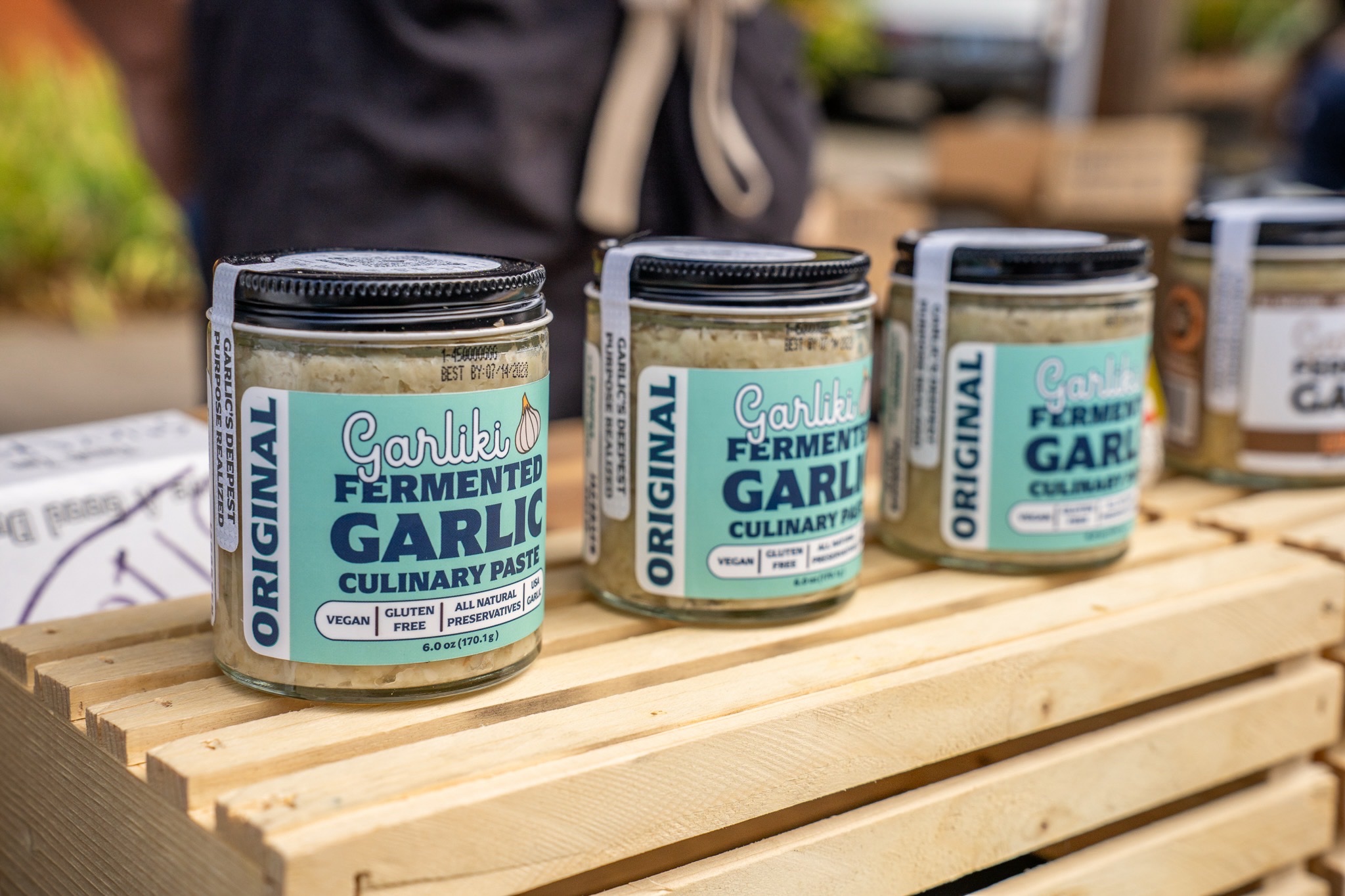 “Jarlic” and Garliki are not the same thing. Grocery store minced garlic leans on citric acid to stay shelf stable. We ferment ours the old-fashioned way — naturally preserved, no shortcuts, no funny business.
Enjoy the convenience of jarlic, with the natural and delicious flavor jarlic can only dream of.
📸: @keri_friedman at the @rockybuttefarmersmarket
