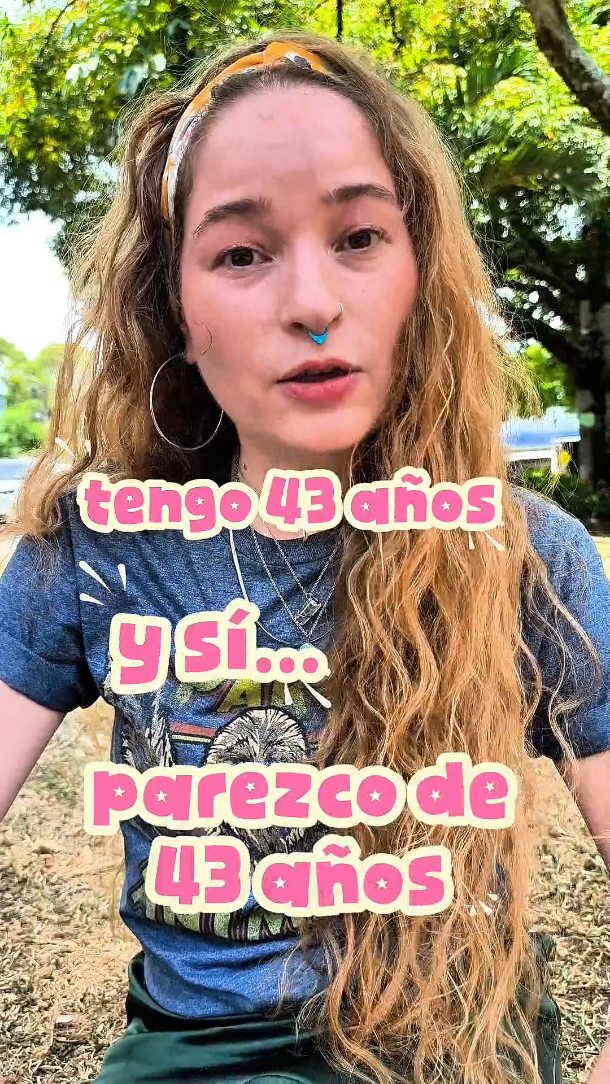 ¿Y si cuidar nuestra piel no tuviera nada que ver con intentar parecer más jóvenes? 🌿
Creo que durante mucho tiempo nos hicieron sentir que cada línea, cada manchita y cada cambio era algo que teníamos que corregir o esconder.
Y yo cada vez lo veo más diferente: nuestra piel también cuenta nuestra historia. 🤍
Cuidarla no es pelear con la edad. Es conocerla, entenderla y acompañarla en cada etapa.
Y entre tanta publicidad, tendencias y rutinas de 10 pasos, a veces terminamos sin saber ni por dónde empezar. 😅
La verdad es que cuidar nuestra piel puede ser mucho más sencillo.
Si no sabes por dónde comenzar, escríbeme.
Me encantará ayudarte a entender tu piel y encontrar una forma de cuidarla que tenga sentido para ti. 🌿
#cosmeticanatural #cuidadofacial #natural #organico #facial