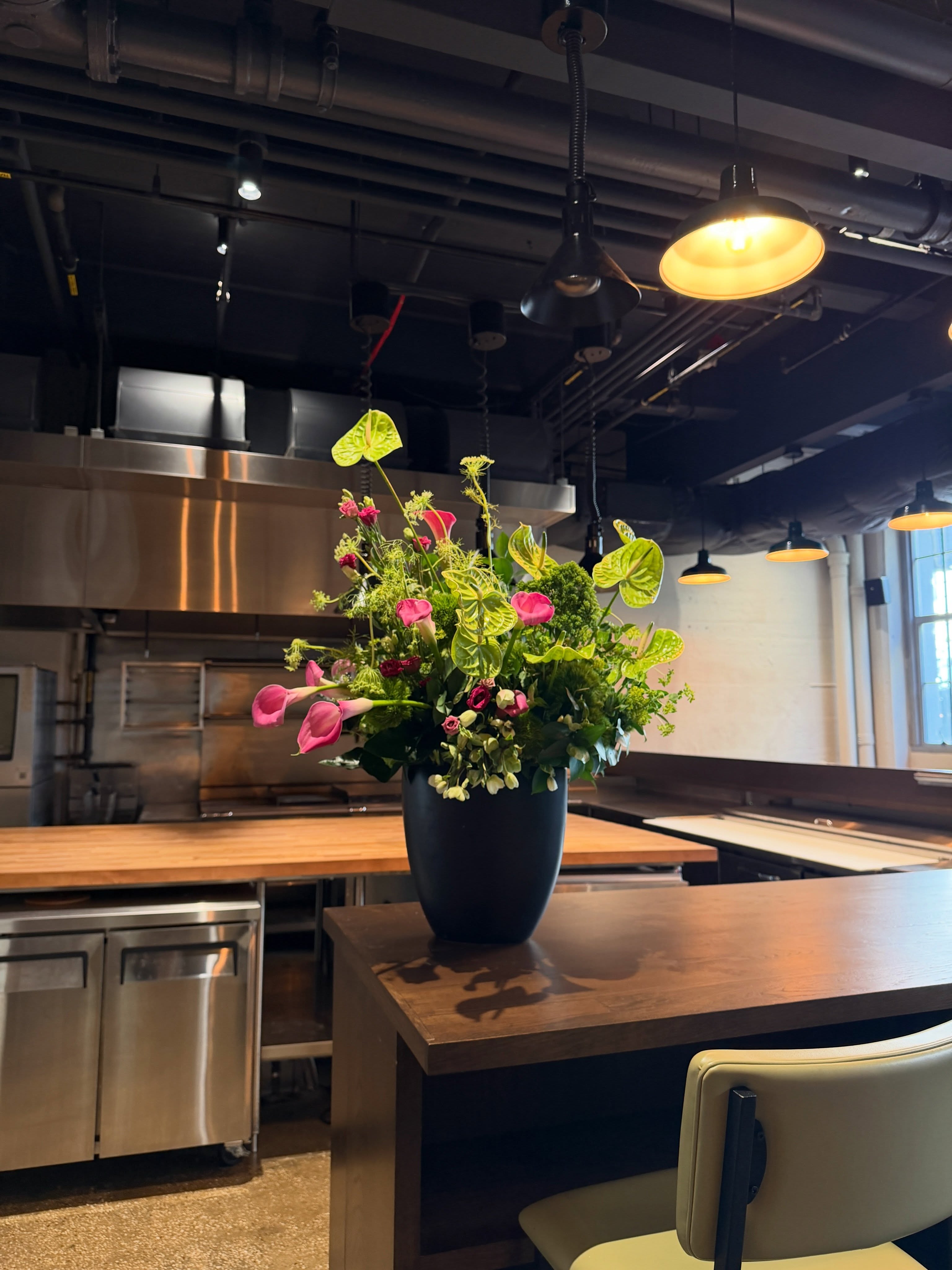 Had a blast making ikebana style floral arrangements for @shopify event in Brooklyn!
They specifically asked for masculine & modern with lots of textures and movement of line blooms and foliage so we added calla lily, anthurium, queen annes lace flower, green balls and trachelium along with other greenery to deliver exactly they envisioned 🌳🥝🥦
Which one is your favorite? The statement pieces or bud vases?
#flowers #flowerarrangement #brandevent #nycflorist #ikebana