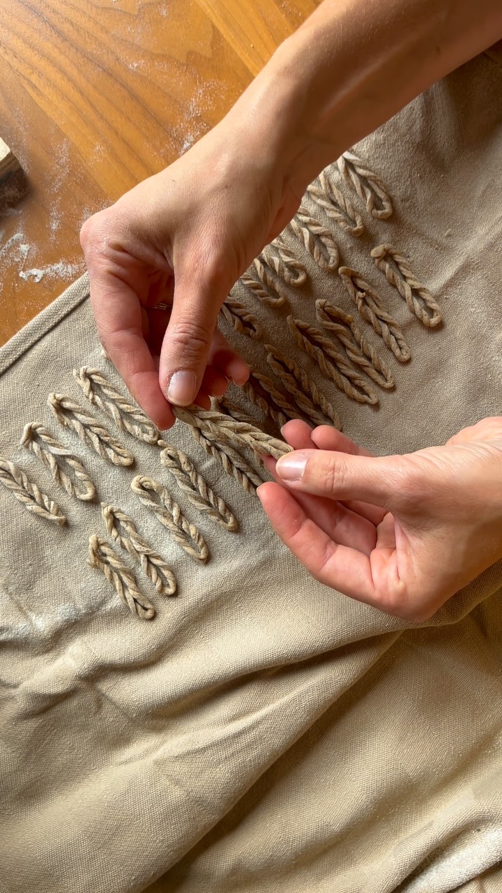 Lorighittas are a wonderfully delicate pasta shape originating from Sardinia. As you can see, I am tweaking the process of making them a bit by preparing the long strands of semolina dough with my chitarra rather than rolling them out by hand. The rest is a series of subtle fingertip movements, no tools required, really.
By the way, the pasta dough is a classic semolina dough, with a tablespoon of ground espresso added at the very beginning. You can find more details on making semolina dough on the @homemadepastastudio pasta dough secrets blog section.
#homemadepasta #semolinadough #pastadough #lorighitta #pastamaking