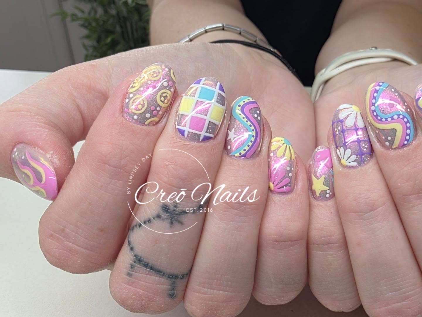 Another great fun set today! Thanks @cocopuff_97 for bringing this awesome design to my table! Chrome over a builder gel overlay, with hand painted gel polish designs 😍 loooove love love