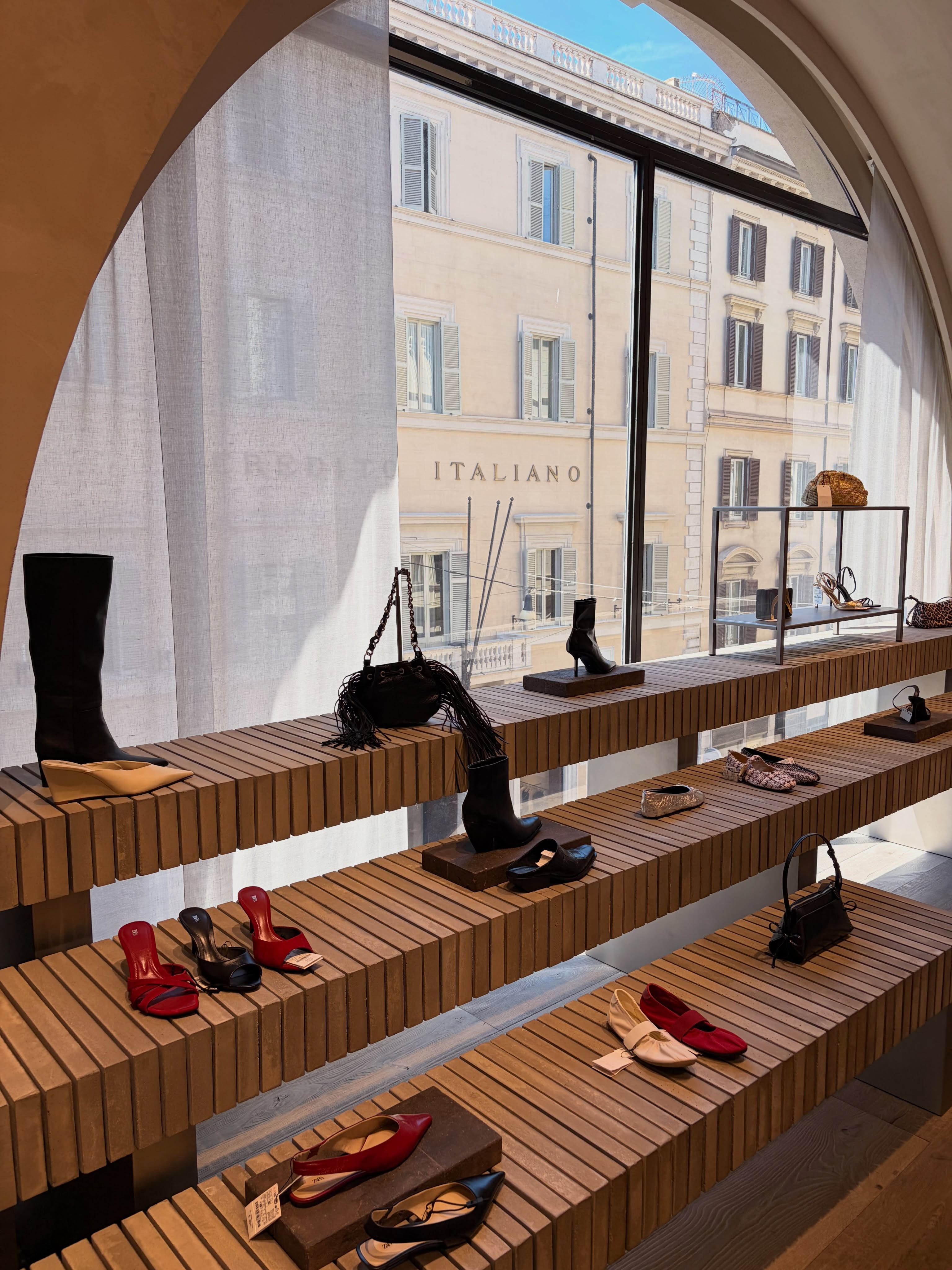 At Zara’s new Roman flagships, footwear gets the space it deserves.
Shoes follow the architecture, sit within arches and take centre stage in spectacular, almost gallery-like spaces.
A retail decor that changes everything: when space elevates the product, it elevates its perceived value too.
Zara definitely knows how to play the elevation game.