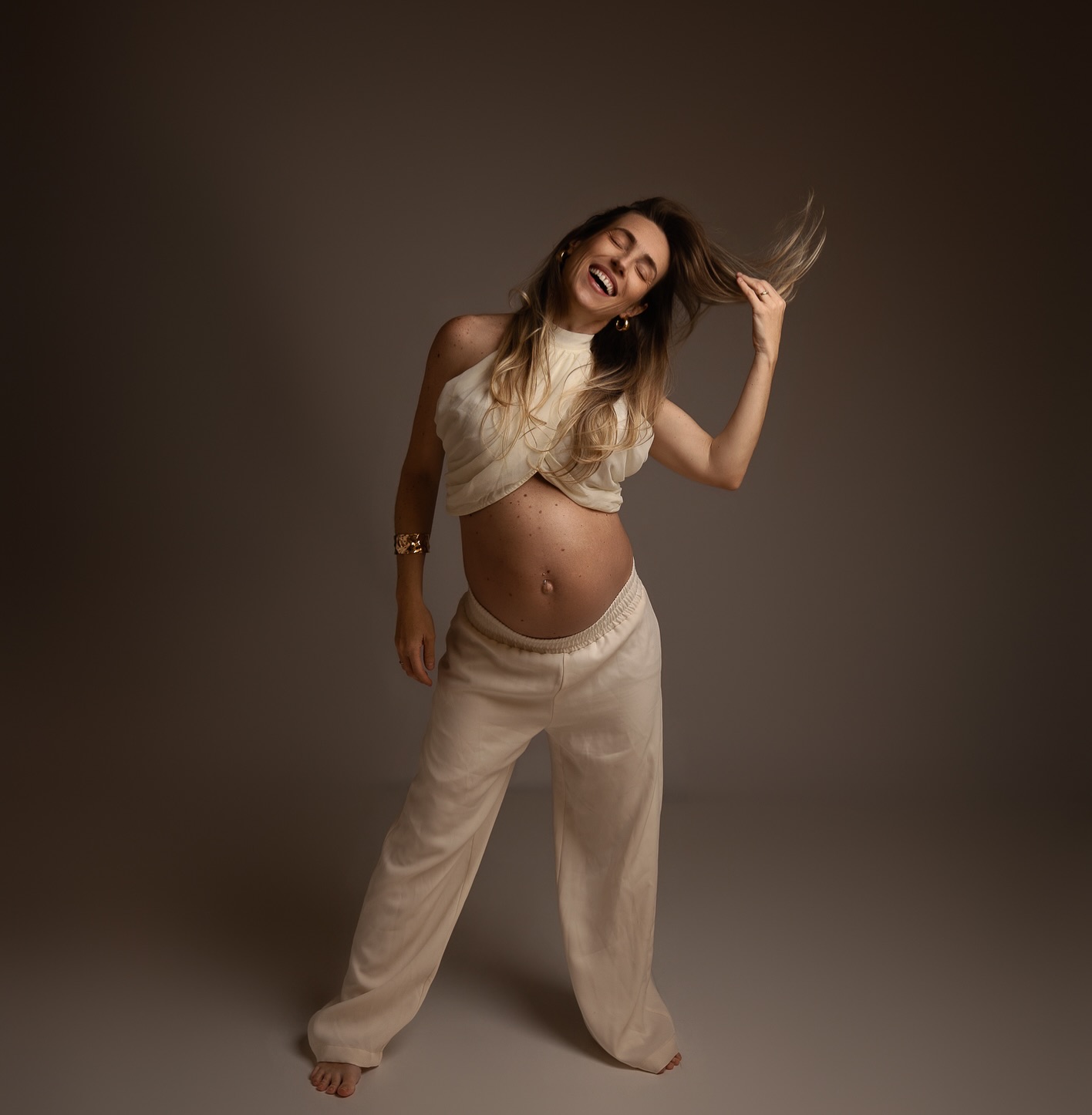 There’s something extra special about photographing a friend through such a beautiful chapter 🤎
We laughed, we played, and created a little magic together — just us, celebrating this incredible season of her life.
Ready to create some magic together? Send me a message to book your session ✨
#MaternityPhotography #MaternitySession #StudioMaternity #Motherhood