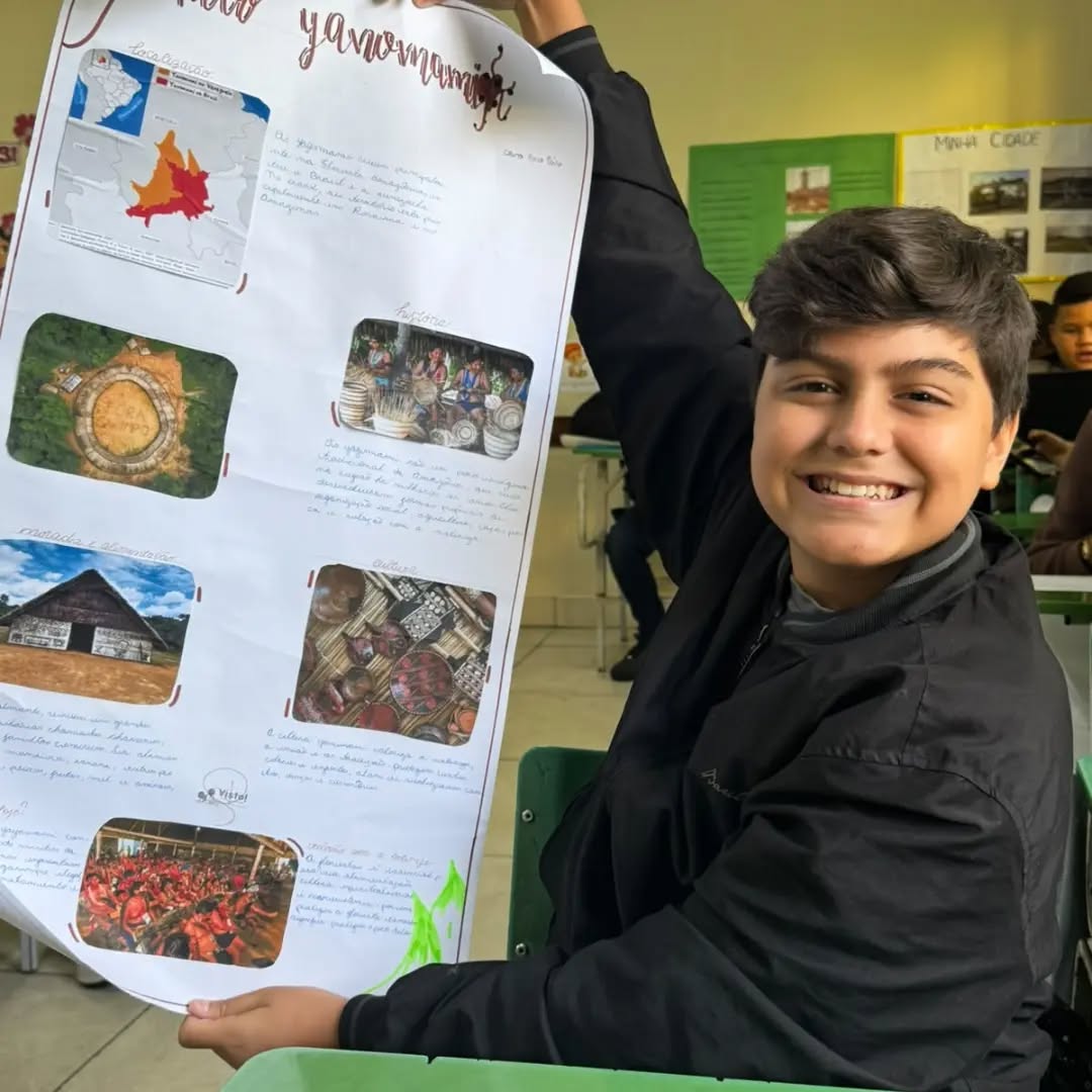 🌿📚 AULA DE HISTÓRIA — 7º ANO | COLÉGIO BRASIL
Os alunos do 7º ano do Colégio Brasil participaram de uma aula especial de História sobre os povos indígenas, conhecendo diferentes culturas, tradições, formas de organização social, costumes e modos de vida presentes entre os diversos povos originários. A atividade buscou valorizar a diversidade indígena e mostrar que não existe uma única “cultura indígena”, mas uma grande variedade de povos, línguas, histórias e conhecimentos que fazem parte da formação e da identidade do Brasil. 🪶🌎📖
#ColégioBrasil #História #7ºAno #PovosIndígenas #PovosOriginários Educação