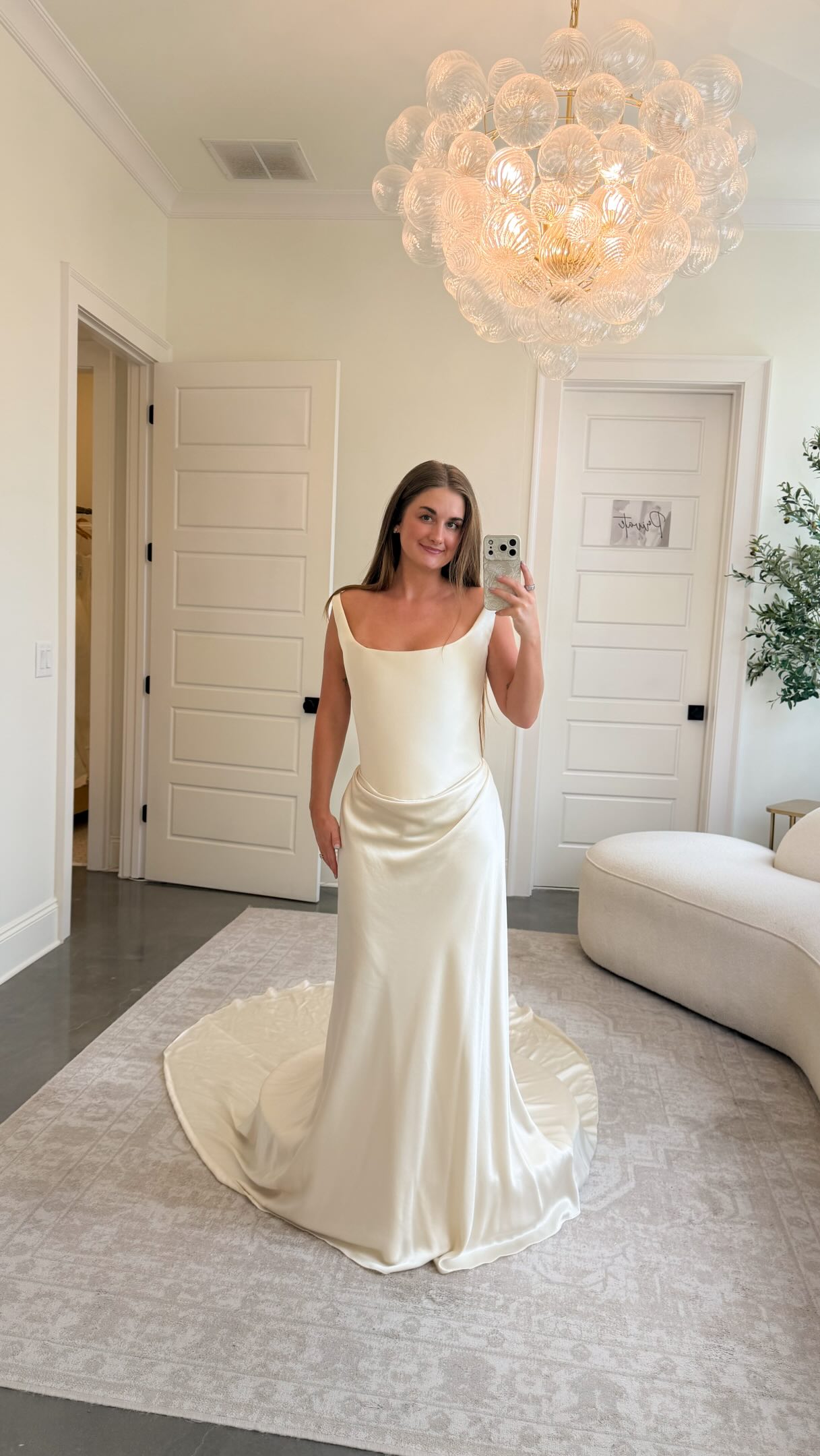 Clean, effortless, and SO good 🤍
The neckline. The soft draping. The way that charmeuse falls perfectly into the train. She’s proof that simple can still make a statement.
Add this one to your try on list @senoiabridal ✨
#SenoiaBridal #GeorgiaBride #AtlantaBride #WeddingDress #BridalFashion