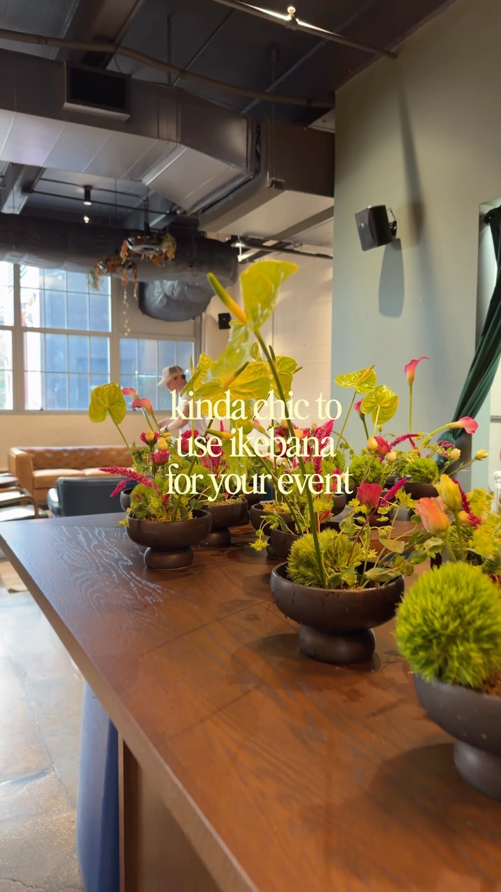 Kinda chic to use ikebana style of flower arrangement for events,, do you agree?
#ikebana #anthurium #flowers #floralarrangements #nycflorist