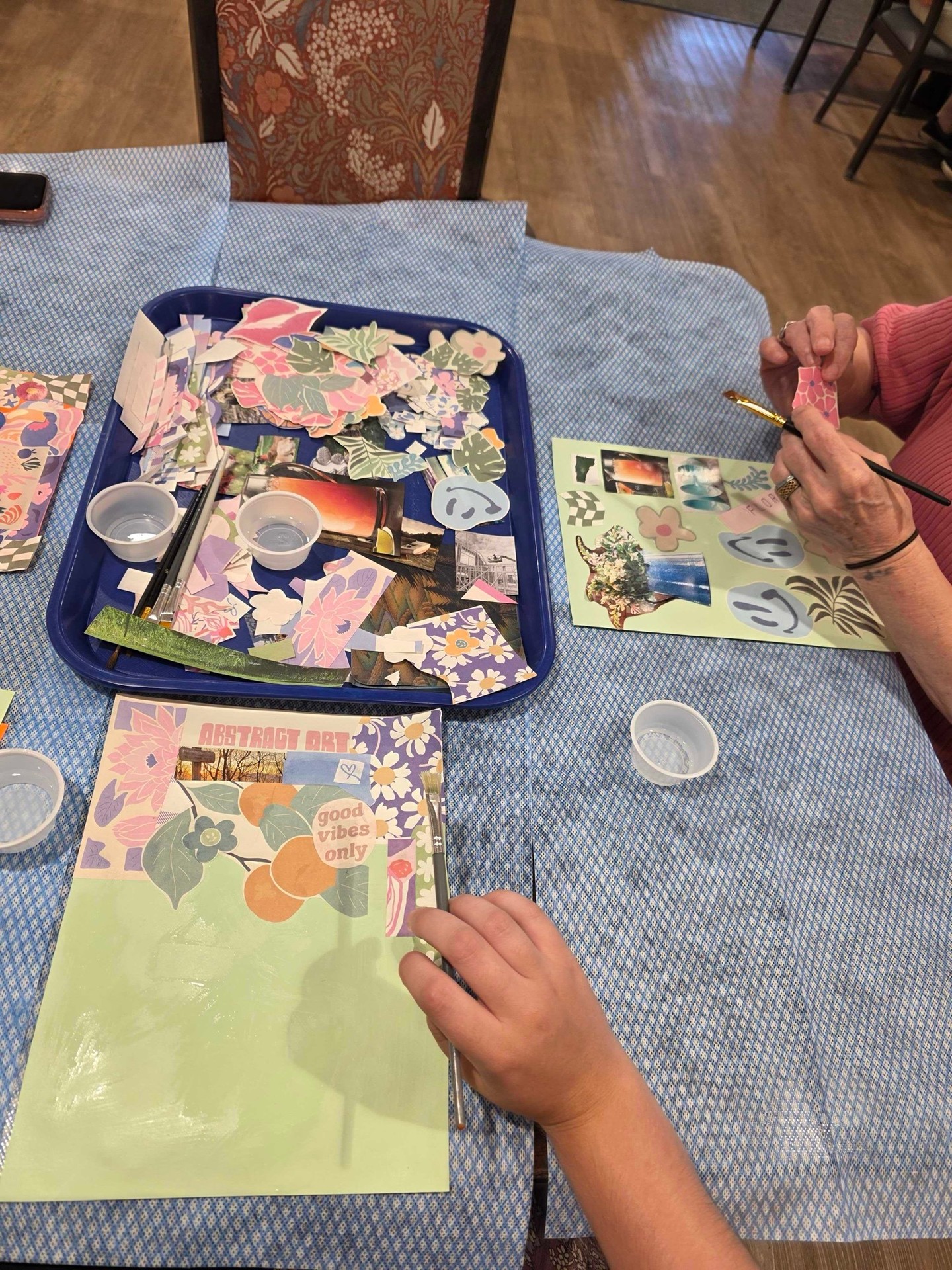 โ๏ธ A little cutting, a little crafting, and a lot of creativity!
#VergennesGrand #MemoryCare #vergennes #LifeisGrandHere #GSLcommunities