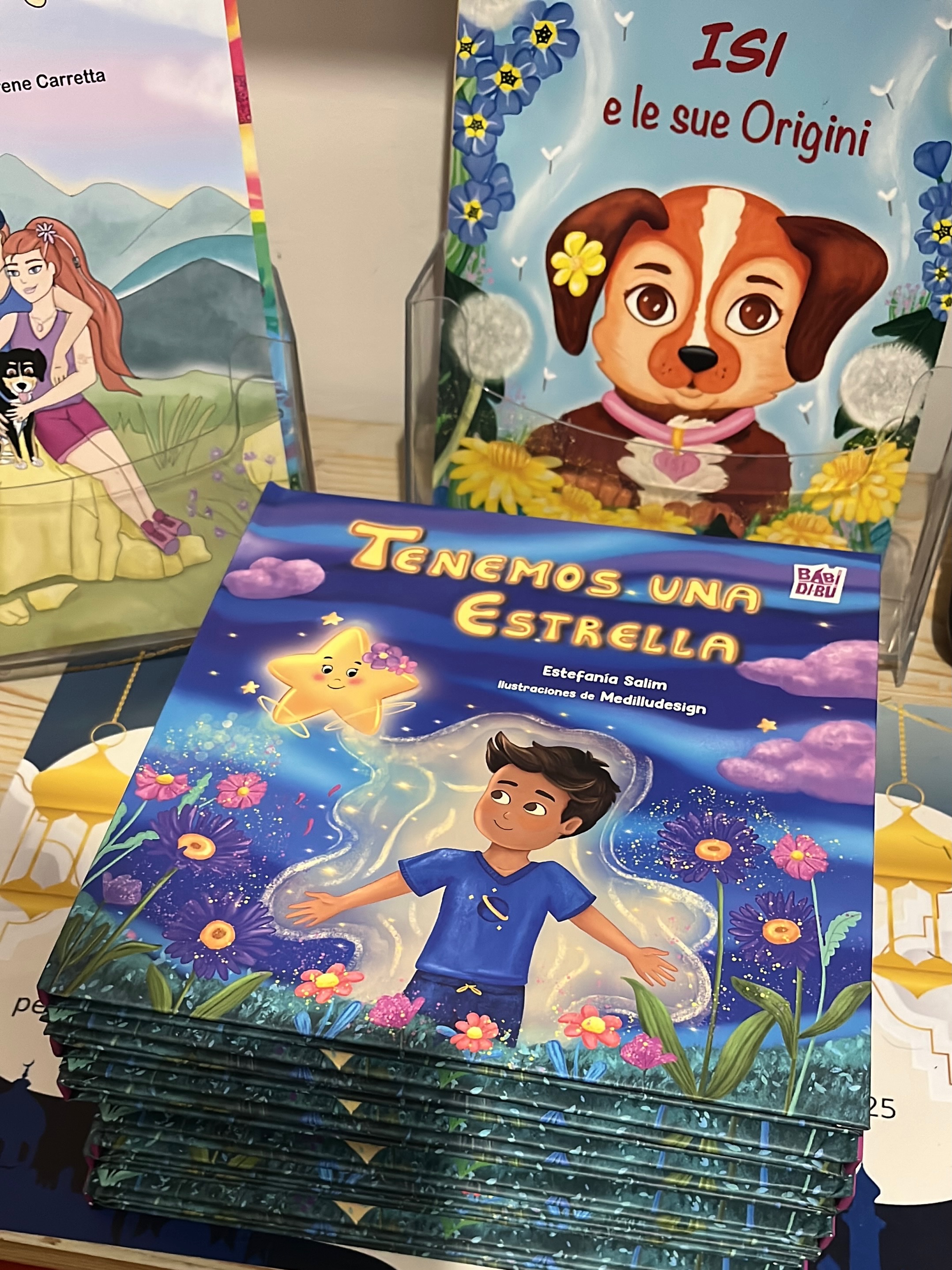 ✨ ¡Por fin han llegado mis copias de Tenemos una estrella! ✨
Y lo más bonito es saber que muchas de ellas ya están entre las manos de pequeños lectores. 💛📖
Tenemos una estrella, escrito por Estefanía Salim e ilustrado por mí, es un álbum ilustrado en español que habla del vínculo y del amor que nos une a los que queremos. ⭐💛
El libro se está vendiendo en Sudamérica y en España, y me hace muchísima ilusión saber que mis ilustraciones ya están llegando a familias y pequeños lectores en distintos lugares. 🌎✨
🛍️ El enlace para comprarlo está en mi bio.
—
✨ My copies of Tenemos una estrella have finally arrived! ✨
And the most beautiful part is knowing that many of them are already in the hands of little readers. 💛📖
Tenemos una estrella, written by Estefanía Salim and illustrated by me, is a Spanish-language picture book about the bond and love that connects us with the people we care about⭐💛
The book is being sold in South America and Spain, and it makes me so happy to know that my illustrations are already reaching families and young readers in different places. 🌎✨
🛍️ The purchase link is in my bio.
#albumilustrado #literaturainfantil #librosinfantiles