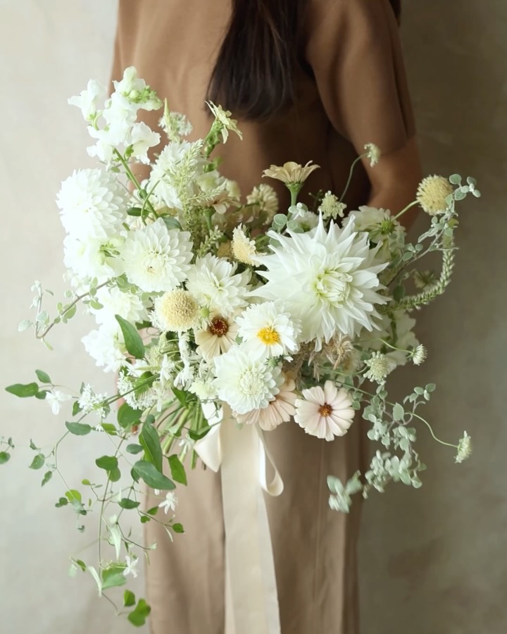 Natural and fresh feeling, with pure white and cream garden flowers 🤍
I created this hands-free bouquet using the StemSlider system 🌿
.
.
.
.
.
.
#StemSlider #weddingbouquets #bridalbouquet #fallweddingbouquet #gardenflowers