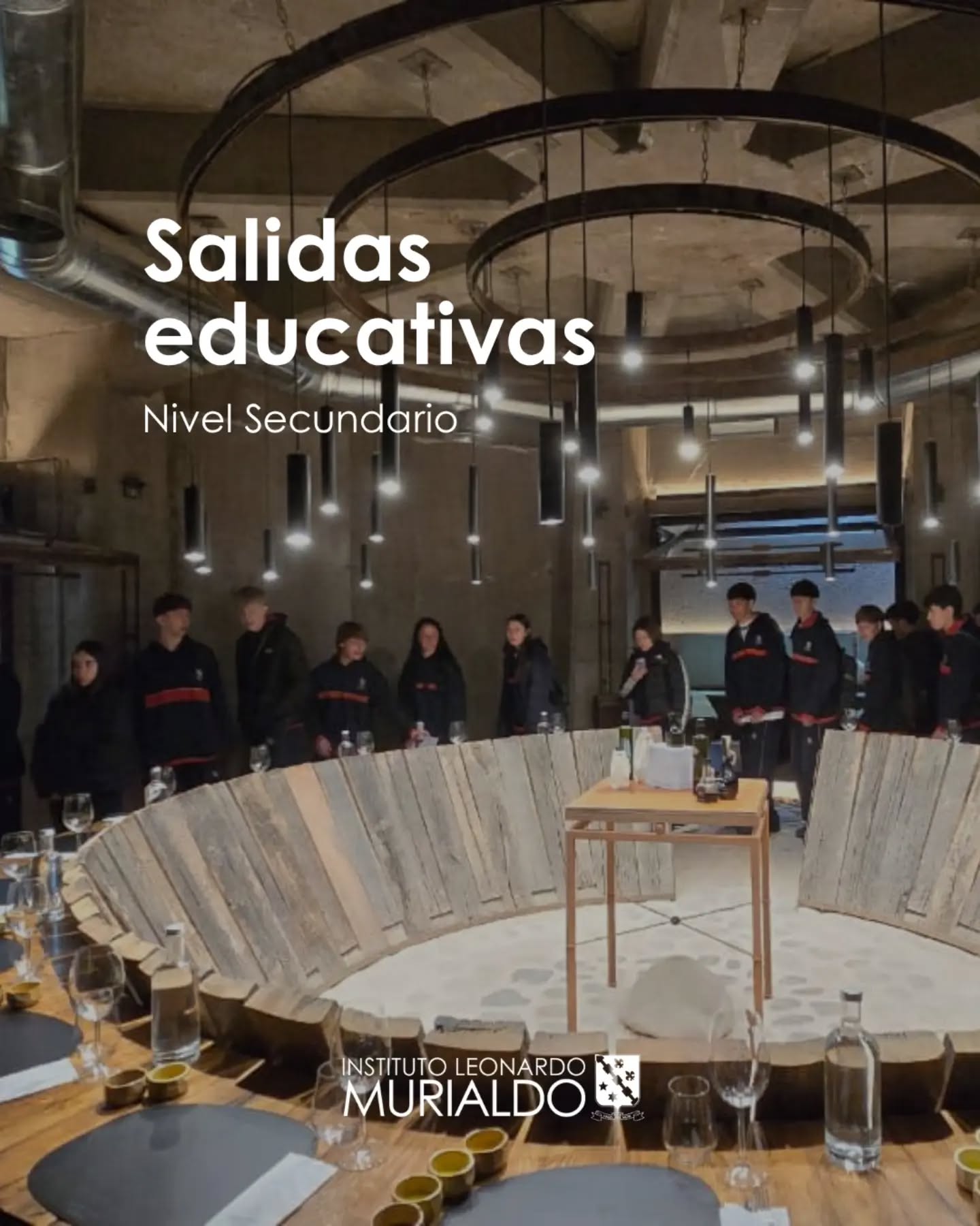 Nuestros estudiantes de Secundaria fueron protagonistas de dos grandes experiencias formativas:
🌿 4.° A y 4.° B visitaron la Olivícola Corazón de Lulunta, conociendo de cerca el valor del trabajo productivo y los procesos regionales.
☀️ 5.° C representó con orgullo al colegio en el cierre de proyectos sobre Energía Sostenible (organizado por la Fundación Varkey y la DGE), donde las alumnas expusieron su calefón solar.
¡Felicitaciones a cada estudiante por su compromiso y entusiasmo! 👏