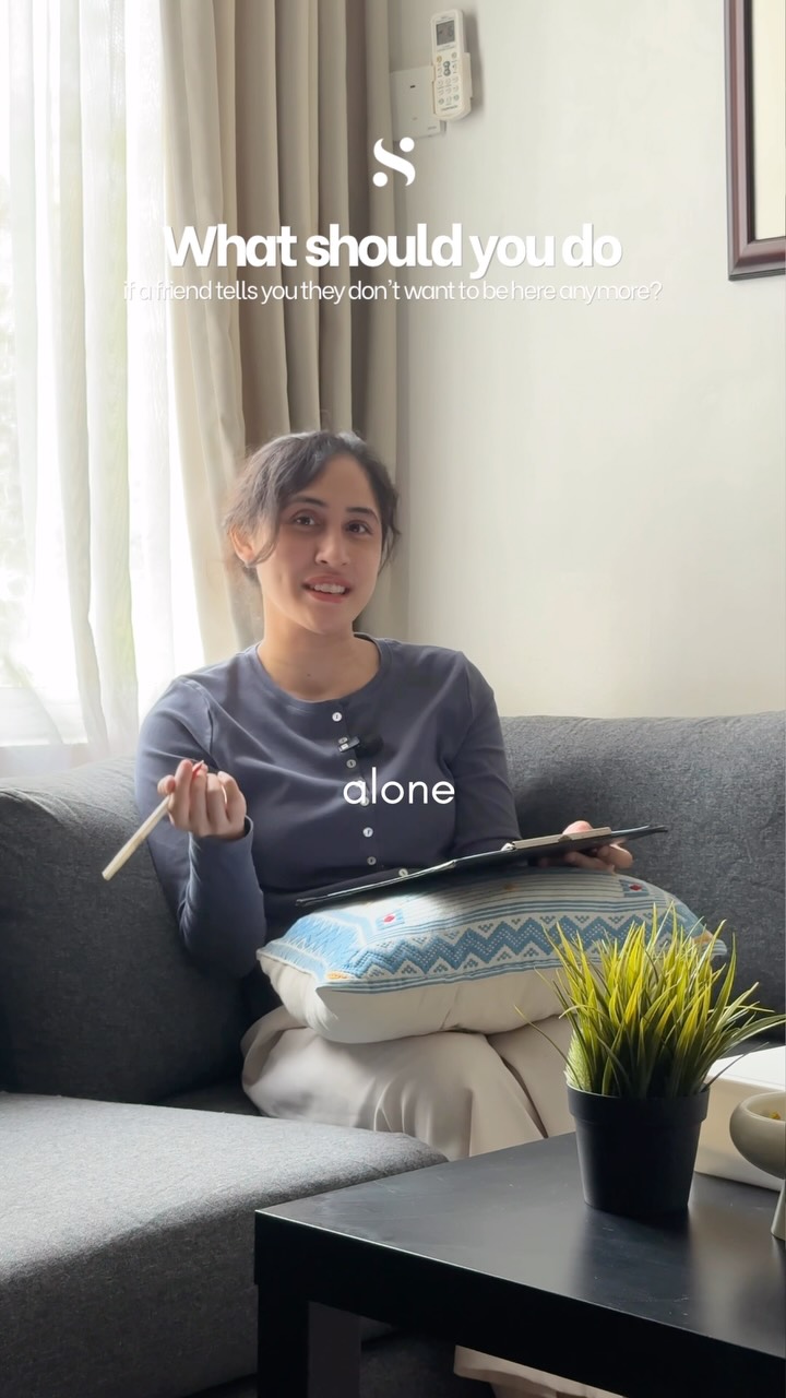 It’s one of the scariest things to hear from someone you love. When a friend opens up and says, “I don’t think I want to wake up tomorrow,” our first instinct is often to panic, tell them not to talk like that, or try to fix their problems on the spot. But in that exact second, what they really need is a safe space 🫂
What can you do instead:
1️⃣ Take a deep breath and stay present.
2️⃣ Validate their courage: “Thank you for trusting me with this, I’m right here with you.”
3️⃣ Once they feel safe, gently offer to help them connect with professional support.
Remember, holding space for a friend doesn’t mean you have to carry the entire weight alone.📍Save this post for when you or a loved one might need it. Help is always available.
☎️ MIASA Crisis Helpline (1-800-18-0066)
☎️ Befrienders (03-7627 2929)
☎️ Talian HEAL (15555)