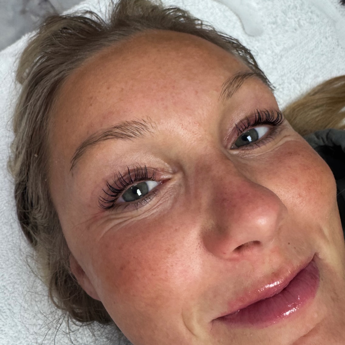 No mascara needed, just a lash lift and tint! You’re real lashes reach their full potential with this service 😃🩵