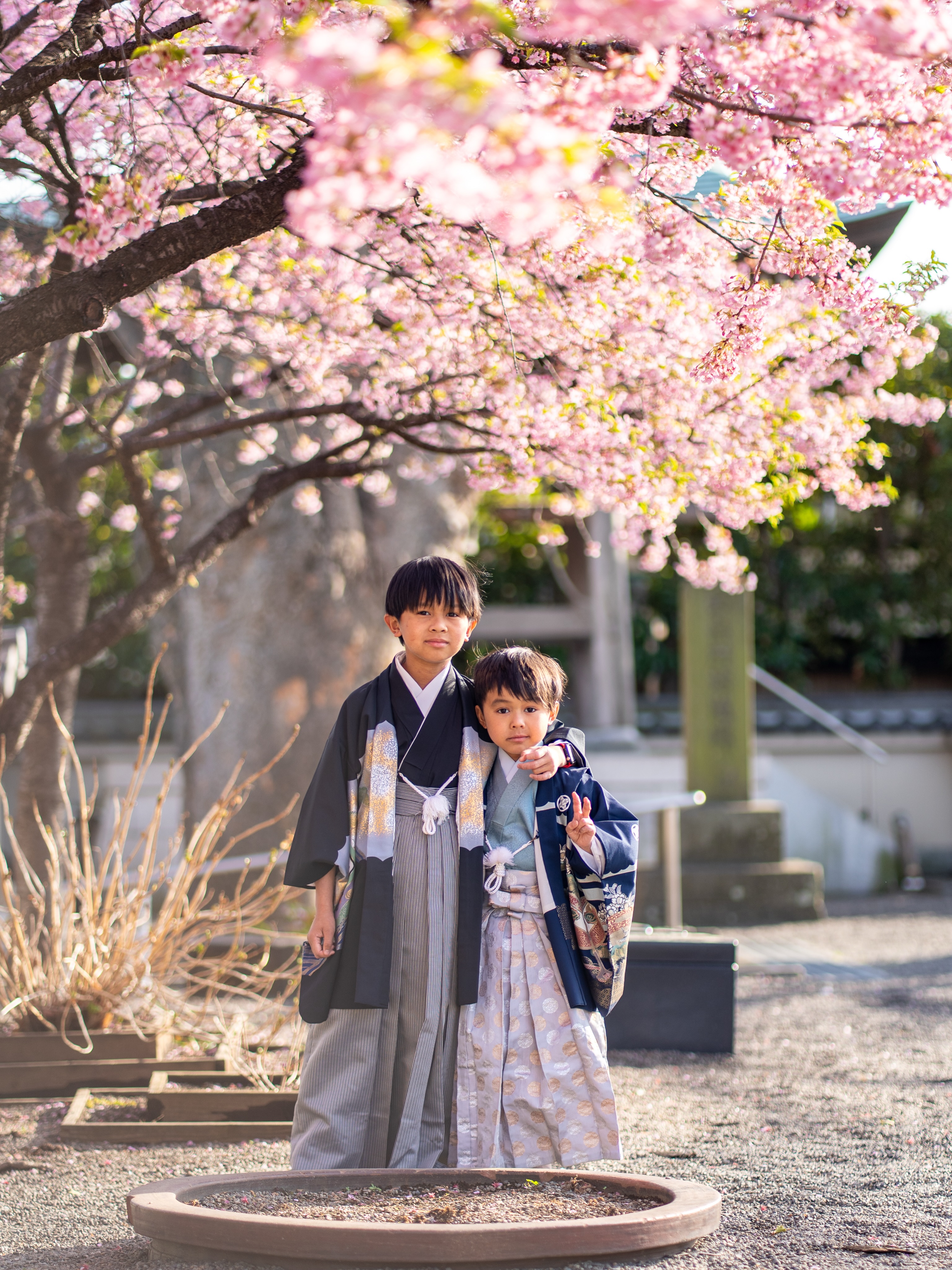 They were a wonderful family with three shy brothers and kind, gentle parents. ❤️
As the boys gradually became more comfortable in front of the camera, the older brother quietly told me a little secret:
“I actually love the Japanese manga One Piece, and I’ve always wanted to pose with Zoro’s swords!”
So, of course, we couldn’t miss the chance to make his dream come true. ⚔️✨
We took some photos in the Zoro pose he had always dreamed of! 😊
シャイな男の子の兄弟と優しいパパ、ママのご家族でした
だんだん撮影に慣れてくると
実は日本の漫画のワンピースが大好きで、ゾロの刀の格好をしてみたかったんだ…
とこっそり教えてくれたお兄ちゃん✨
せっかくなので、ずっと憧れていたゾロのポーズで撮影してみました!📷✨
#kimonophotoshoot #onepiece #zoro #着物体験 #神奈川