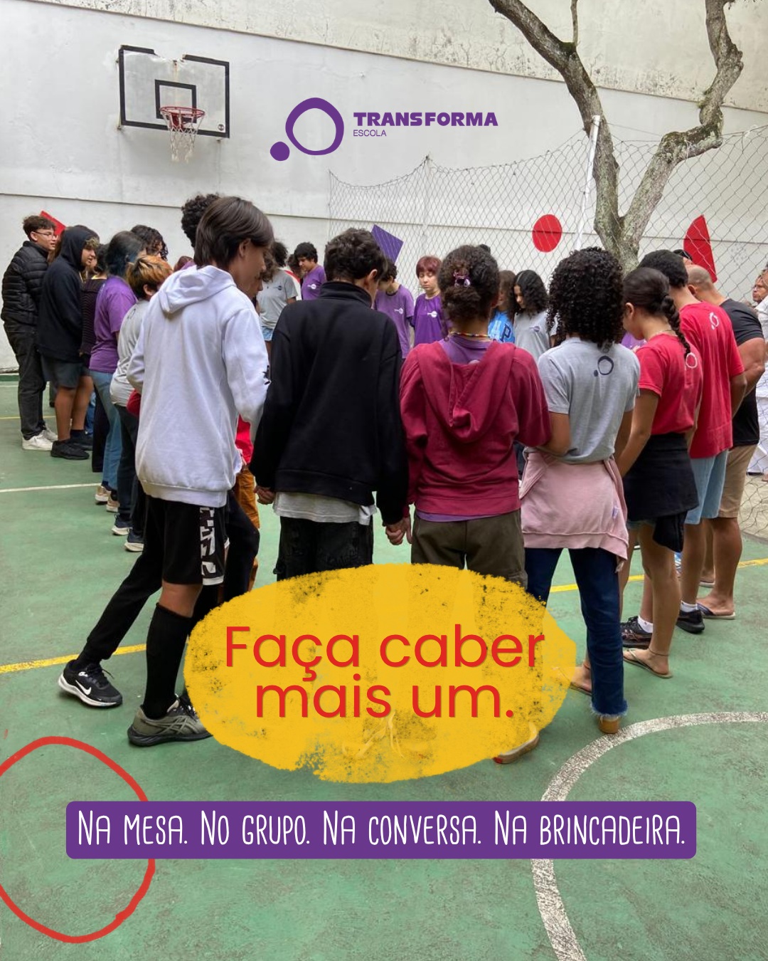 Às vezes, pertencer começa com um gesto muito simples.
Perceber quem ficou de fora. Abrir espaço. Chamar para perto. Não entrar na piada que machuca só para fazer parte do grupo.
Ninguém precisa ser amigo de todo mundo. Mas todo mundo pode escolher como faz o outro se sentir.
E essa escolha também diz muito sobre quem estamos nos tornando. 💛
#TransFormaEscola #Pertencimento #ConvivênciaEscolar #EducaçãoIntegral #ProtagonismoEstudantil