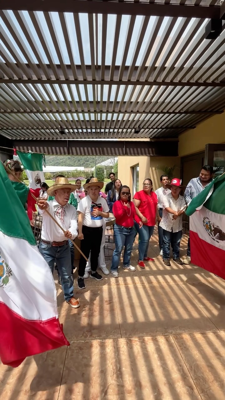 Entre juegos, dinámicas y mucha alegría, nuestra comunidad se reunió para convivir, compartir y dar juntos el tradicional Grito de Independencia. 🇲🇽
Porque celebrar también es crear momentos que nos unen y fortalecen nuestra comunidad.
¡Viva México! 🇲🇽