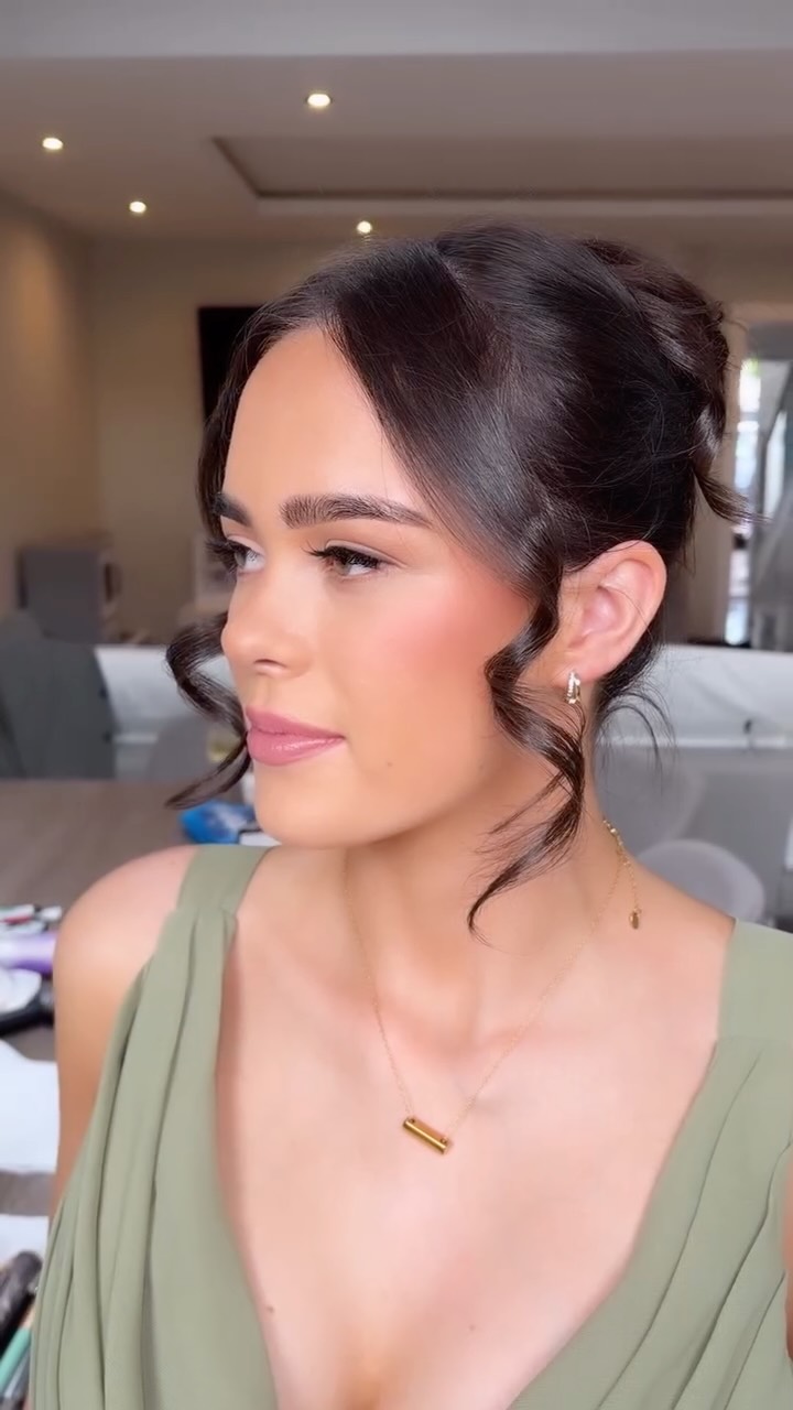 “Bridesmaid Glow” is officially my favorite aesthetic 😍
Soft glam, defined brows & a rosy pop of colour on the lip for this beauty ✨
Dreamy hair: @hairbyclaud_
#BridesmaidMakeup #SoftGlam #WeddingMakeupArtist #MakeupInspo #GlowingSkin