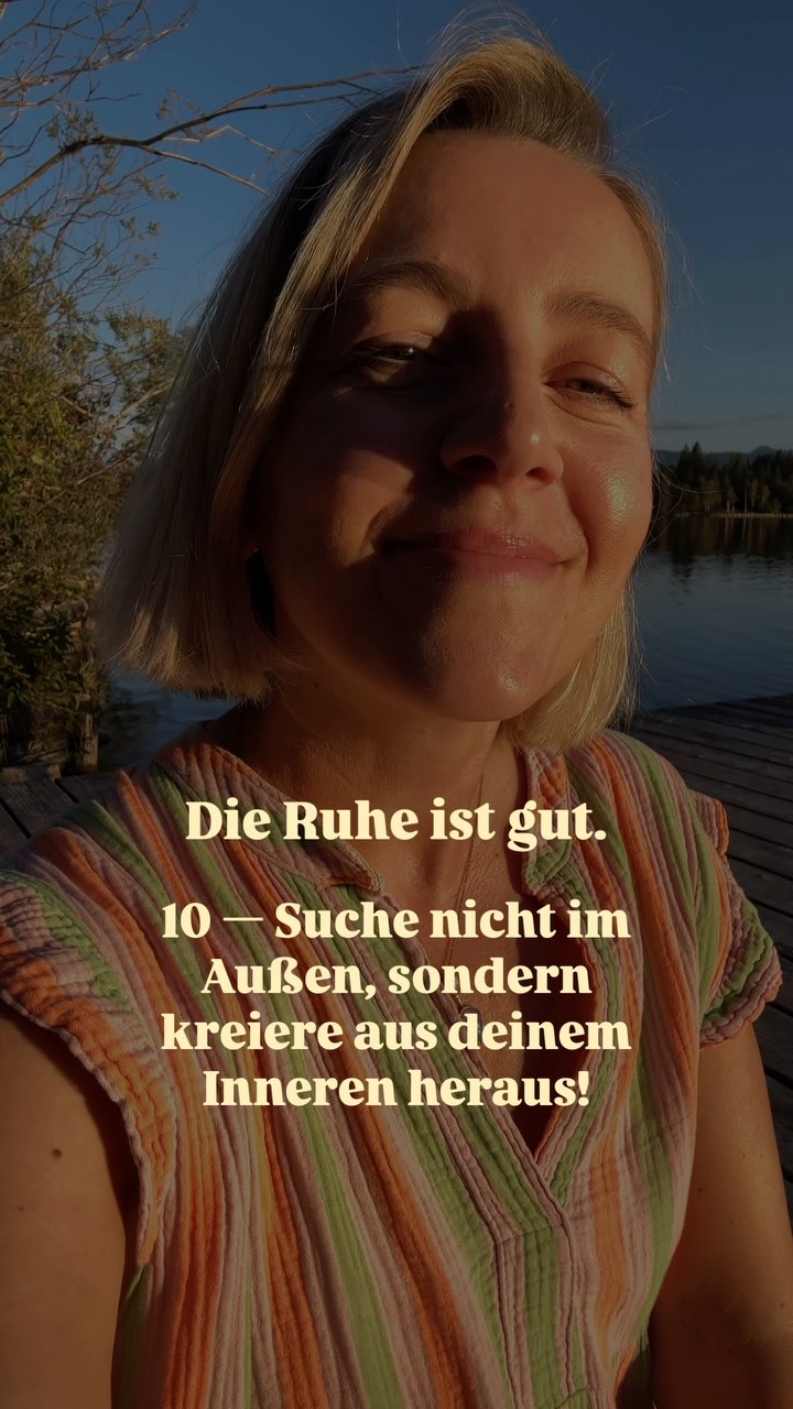 {Die Ruhe ist gut.} 10 — Suche nicht im Außen, sondern kreiere aus deinem Inneren heraus!
So oft denken wir, die Lösung läge im Außen. Wir glauben, es müsse nur der Märchenprinz kommen, der große Sack Geld vom Himmel fallen oder ein Orkan all unsere Probleme hinwegfegen. Dann wäre alles gut.
Dabei übersehen wir, dass die göttliche Kraft in uns ist. In der Bibel lesen wir an verschiedenen Stellen, dass Gott in uns ist und wir in Gott sind. Gott ist nicht im „Außen“, sondern wir finden Gott und auch göttliche Antworten durch eine Innenschau.
Wenn wir uns unserem Inneren zuwenden, haben wir Zugang zu dem göttlichen Kern, der voller Weisheit und Kreativität steckt, voller Hoffnung und Energie und der unzerstörbar ist — egal, was uns angetan wurde oder widerfahren ist.
✨ Ein Weg, wie wir aus diesem Inneren schöpfen und göttliche Antworten erleben können, ist das Schreiben.
Wenn du dir gute Fragen stellst und schreibst, entstehen nicht nur neue Gedanken, sondern es kommen auch Antworten hervor.
💜 Ich empfehle dir dafür unseren Briefclub @einschoenerbrief (ein Ort für Brieffreundschaften und monatliche Schreibimpulse) sowie
💜 das Schreiben von Morgenseiten, wie es Julia Cameron in „Der Weg des Künstlers“ lehrt.
Das bringt dein Nervensystem außerdem zur Ruhe, während ständiges Suchen im Außen Unruhe schafft und Verantwortlichkeiten verwässert.
Ich wünsche dir viel Freude beim Kreieren aus deiner inneren Weisheit heraus!
Deine Franzi
#dieruheistgut