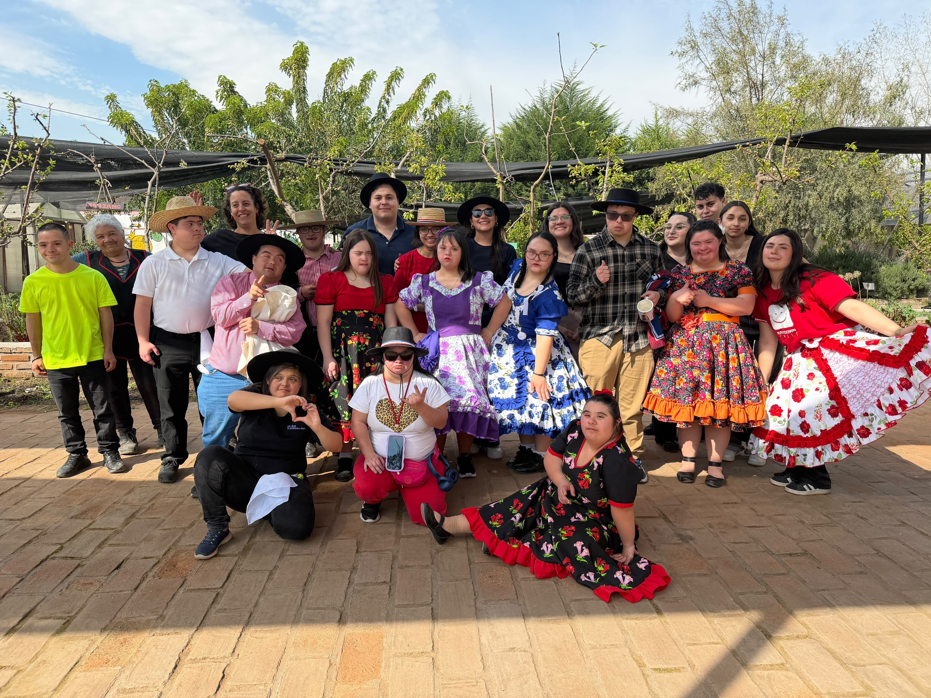🇨🇱 ¡Nuestros jóvenes del Programa de Formación Laboral celebraron las Fiestas Patrias en el huerto de Edudown!
Vivimos una jornada llena de alegría, encuentro y tradiciones. Porque compartir, disfrutar y crear vínculos también son parte de la vida adulta y de participar activamente en la sociedad.
¿Y qué mejor que celebrar juntos nuestras Fiestas Patrias? 🎉💛
¡Viva Chile, sus tradiciones y la inclusión! 🇨🇱
#Edudown #FiestasPatrias #FormaciónLaboral