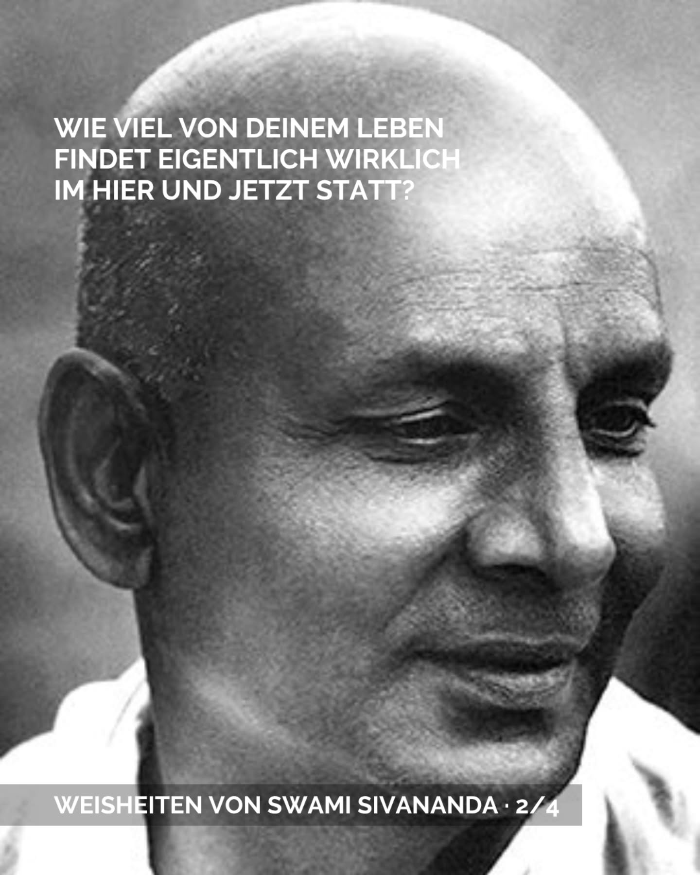 Mittwoch ist im September bei uns, Sivananda Weisheit Tag. 🤍
Heute geht es um einen Gedanken, der eigentlich ganz einfach klingt und im Alltag trotzdem schnell verloren geht:
„Live not in yesterday, live not in tomorrow, but live, work, serve, love, purify and meditate today.“
Oder kurz auf Deutsch gesagt:
Lebe nicht im Gestern. Lebe nicht im Morgen. Lebe heute.
Denn wie oft sind wir gedanklich schon beim nächsten Termin, der nächsten Aufgabe oder noch bei etwas, das längst passiert ist?
Yoga kann uns dabei helfen und bringt uns immer wieder zurück zu dem, was tatsächlich gerade da ist.
Zum Atem.
Zum Körper.
Zu diesem Moment.
Das bedeutet nicht, dass wir keine Pläne machen oder über Vergangenes nachdenken sollen. Aber unser Leben findet nicht erst irgendwann statt.
Es findet heute statt. Er findet jetzt statt.
Und das ist die kleine Erinnerung für dich für diese Woche:
Nicht auf den perfekten Moment warten. Mit dem beginnen, was heute möglich ist.
Nächsten Mittwoch folgt Weisheit Nummer 3. 🤍
#swamisivanandaquote #swamisivananda #omshantiyogabamberg #liveinthenow