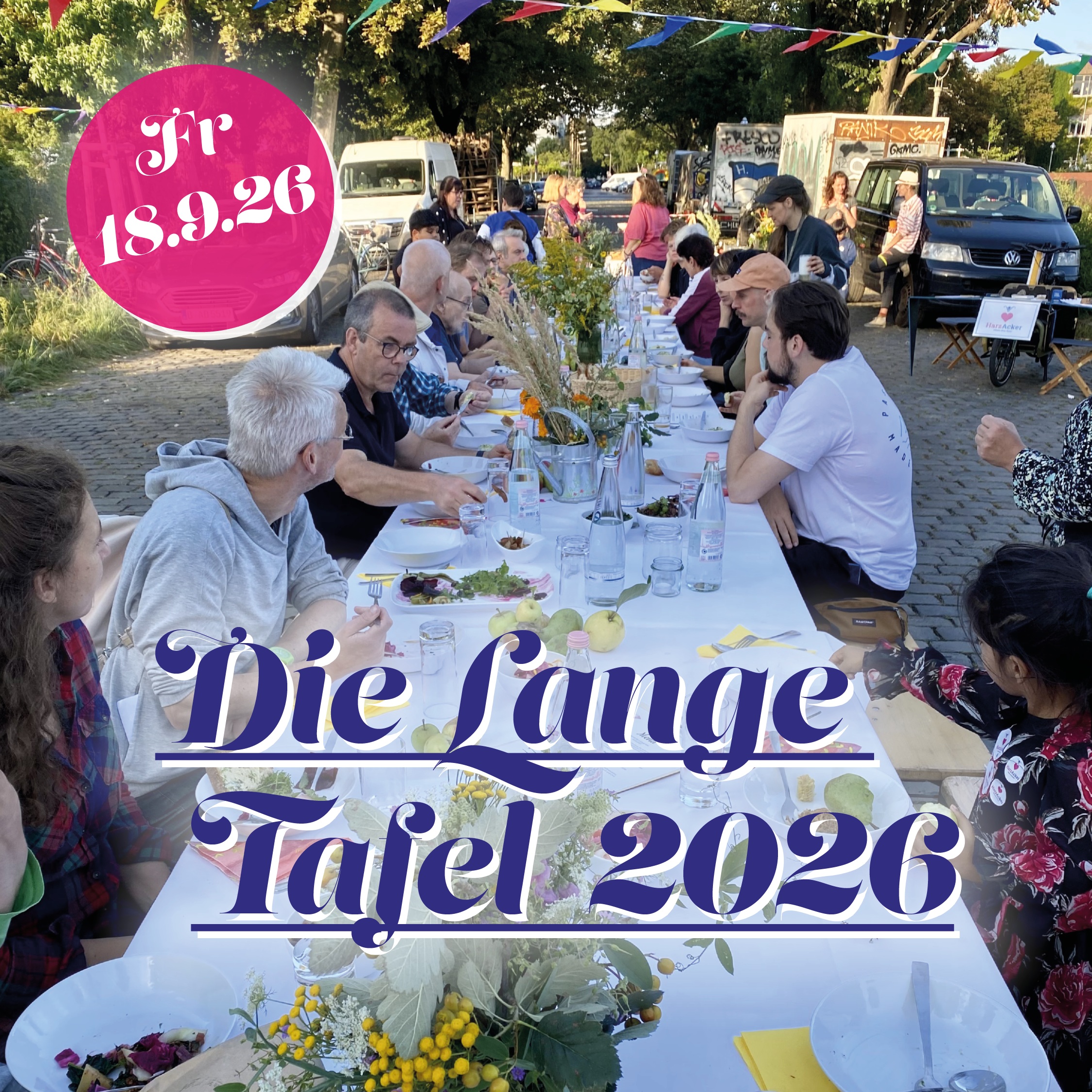 Snack’ Dein Kiez! 🥗🎃 Herzliche Einladung zur Langen Tafel 2026
Ob Du ein paar schöne Kräuter, riesige Kürbisse oder einfach Lust auf gute Gesellschaft hast – wir laden Dich und die Nachbar*innen im Harzer Quartier zum vierten Mal ganz herzlich zu unserem gemeinsamen Festmahl ein!
🍎🌻🌰
DIE LANGE TAFEL
🗓 Wann: Freitag, 18. September 2026 | 17:00 – 19:00 Uhr
📍 Wo: Sinsheimer Weg (zwischen den Kleingartenanlagen auf der Harzer Straße & der Hans-Fallada-Grundschule)
✨ So kannst du mitmachen:
1️⃣ Ernte abgeben: Gib bis 17. September einen Teil deiner Ernte bei @kokitchencatering ab (Harzer Str. 39, im Hof der Geyerswerke) – und sei gespannt, welches zauberhafte Menü daraus gezaubert wird! 👩🍳👨🍳
2️⃣ Selbstgemachtes mitbringen: Bring deine eigenen Snacks, Gerichte oder Getränke direkt am Freitag mit und bereichere unser buntes Buffet! 🥪🍶
Komm vorbei, vernetze Dich mit anderen Engagierten im Viertel und lass uns gemeinsam schlemmen! Wir freuen uns riesig auf Dich und Deinen Beitrag. 🌱💚
Bist Du dabei? Was hast Du Feines geerntet dieses Jahr?
👉 Mehr Infos über den Link in unserer Bio www.harzacker.de
Mit toller Unterstützung von @harzerkiez @kulturlabor_trial_error @bwgt_ev und Deinen Nachbar*innen und Nachbarn.
Die Aktion findet im Rahmen des internationalen @parkingday statt, an dem Menschen kurzzeitig Parkplätze für Autos in Räume für Menschen verwandeln.
#HarzAcker #DieLangeTafel #PflanzDeinKiez #Nachbarschaft #Gemeinschaftsgarten #Neukölln #KiezLiebe #Erntedank #GartenFreunde #SinsheimerWeg #stadtenwticklung #berlinstagram #parkingday2026 #parkingdayberlin