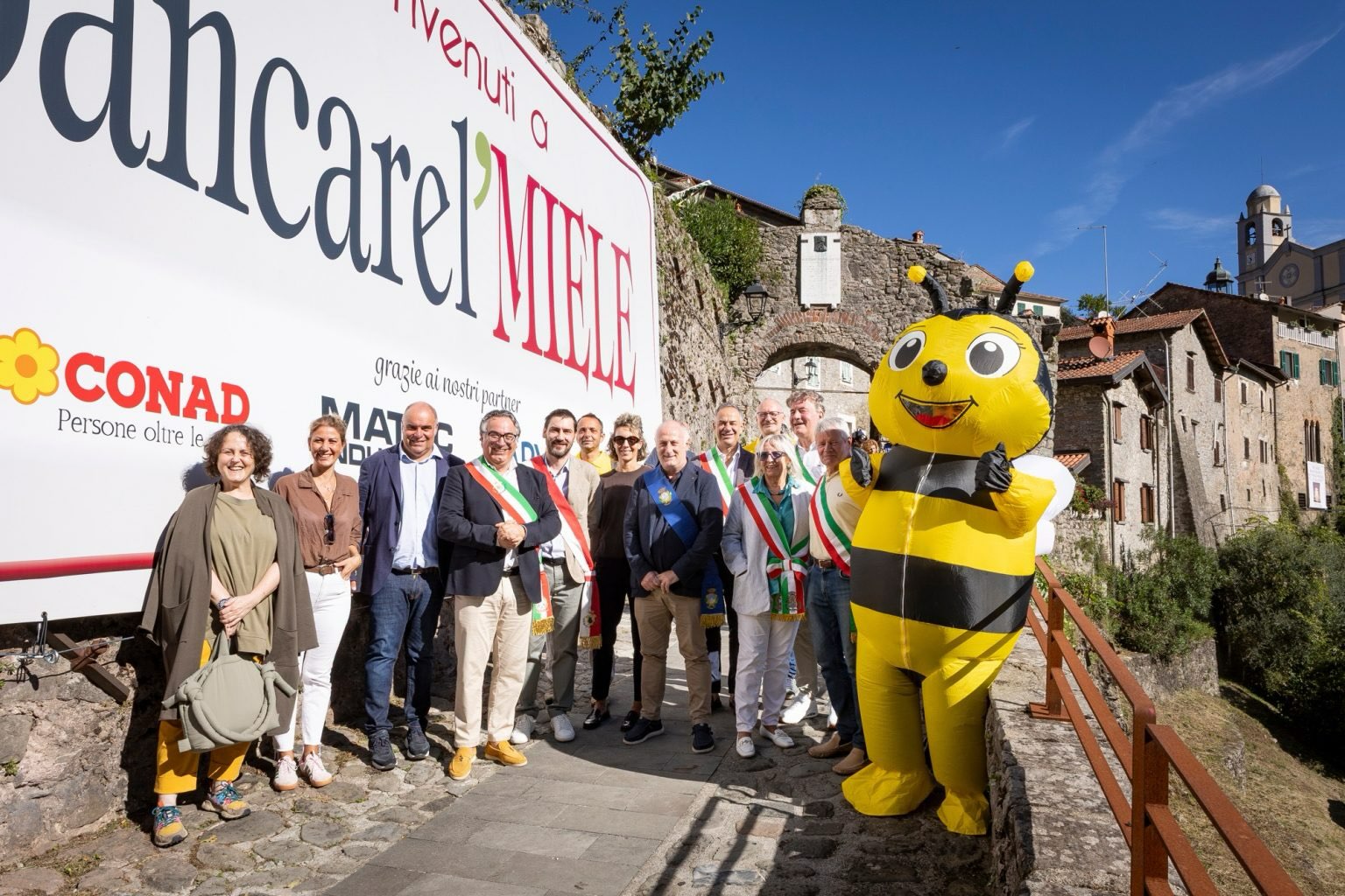 Sabato 19 e domenica 20 settembre 2026 torna, nel borgo di Mulazzo, a Massa Carrara, Bancarel’Miele, la nuova festa del Miele della Lunigiana DOP e del territorio.
Presentato con una prima edizione nel 2025, Bancarel’Miele nasce con l’obiettivo di valorizzare un prodotto simbolo del territorio qual è il Miele della Lunigiana DOP nel contesto di due giorni dedicati all’incontro con i produttori e al vivere secondo natura nel “Borgo più bello” della Toscana del Nord, Mulazzo. Il desiderio è quello di creare un appuntamento annuale, capace di crescere nel tempo, diventando un punto di riferimento per chiunque abbia voglia di scoprire il patrimonio enogastronomico della Lunigiana, nuovi modelli di vita, abitazione e sviluppo.
L’evento è un progetto del Consorzio del Miele della Lunigiana DOP e del Comune di Mulazzo, che dopo aver dato i natali al Premio Bancarella – dalla città dei librai di Montereggio -, da oltre quarant’anni è e fa Bancarel’Vino, è una delle Città del Miele italiane ed anche Città Slow.
Borgo di storia, cultura e meraviglie, Mulazzo con l’intera sua comunità si veste a settembre di un nuovo speciale evento.
𓆤
Anteprime e contenuti
@mieledellalunigianadop