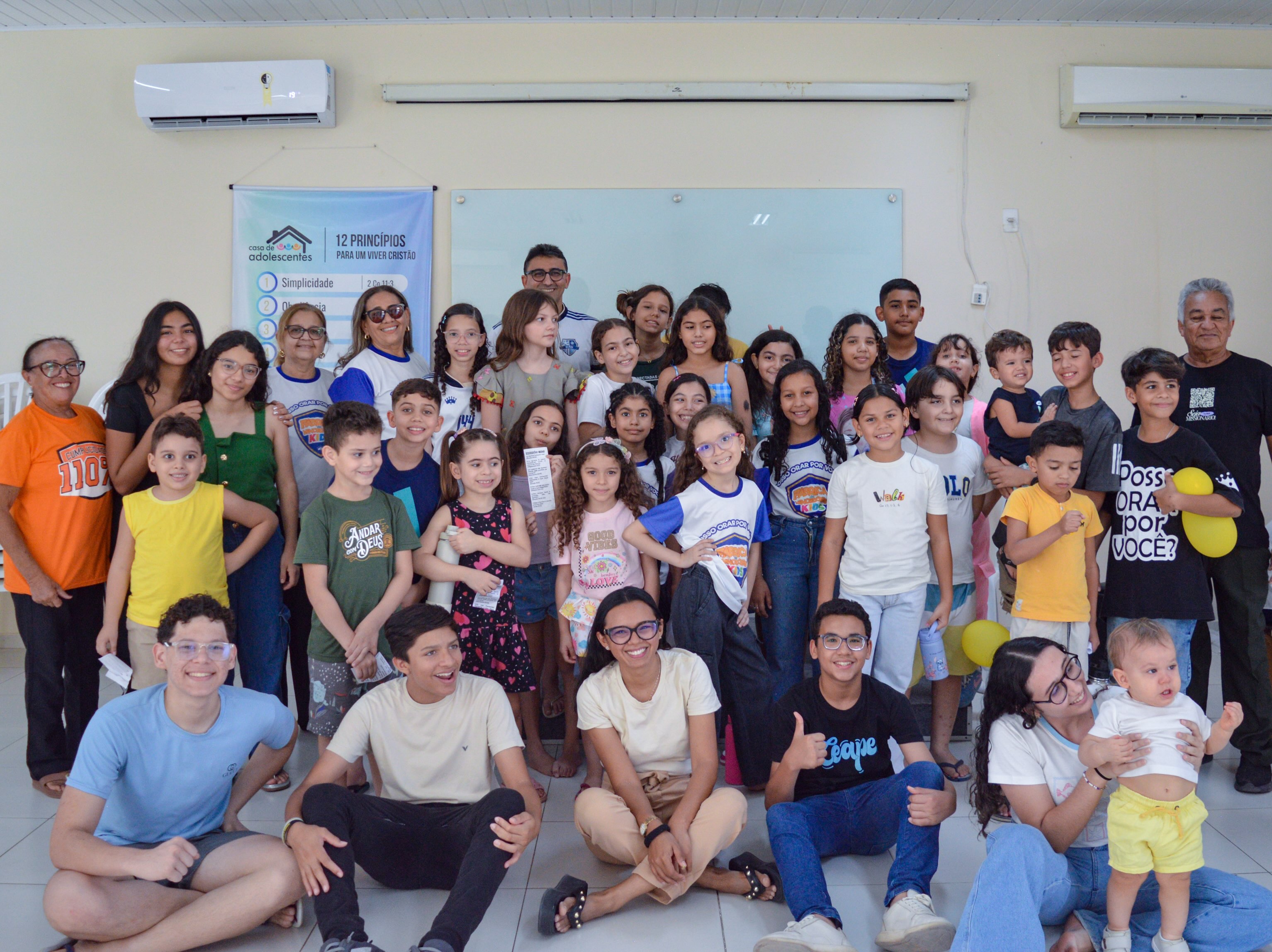 🏠✨ TBT | CASA KIDS
Nos dias 28 e 29 de agosto, a Casa Kids foi cheia de alegria, comunhão e experiências com o Senhor! 💛
Foram dias de muitas brincadeiras, dinâmicas, imersão e Vem e Vê e momentos preparados especialmente para as crianças. Cada atividade foi uma oportunidade de aprender, se divertir e, principalmente, desfrutar da presença do Senhor juntos. 🌱
Que a alegria desses dias continue frutificando no coração de cada criança!