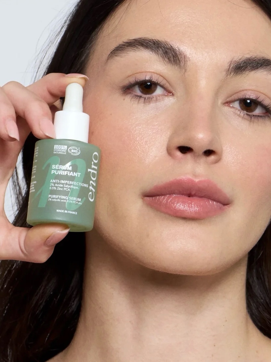 / 🌿 Peau nette, imperfections sous contrôle !
Brillances, petites imperfections, pores visibles… votre peau a parfois besoin d’un petit coup de pouce ?
Le Sérum Purifiant ENDRO associe l’acide salicylique et le Zinc PCA pour aider à purifier la peau, réguler l’excès de sébum et retrouver un grain de peau plus uniforme.
Une texture légère, une routine simple, et surtout… un joli geste pour prendre soin des peaux mixtes à grasses.
💚 Actuellement à -20 % sur www.onbs.ch
.
.
.
.
.
.
.
.
.
.
#endro
#serumvisage
#antiimperfections
#cosmetiquebio
#peaugrasse