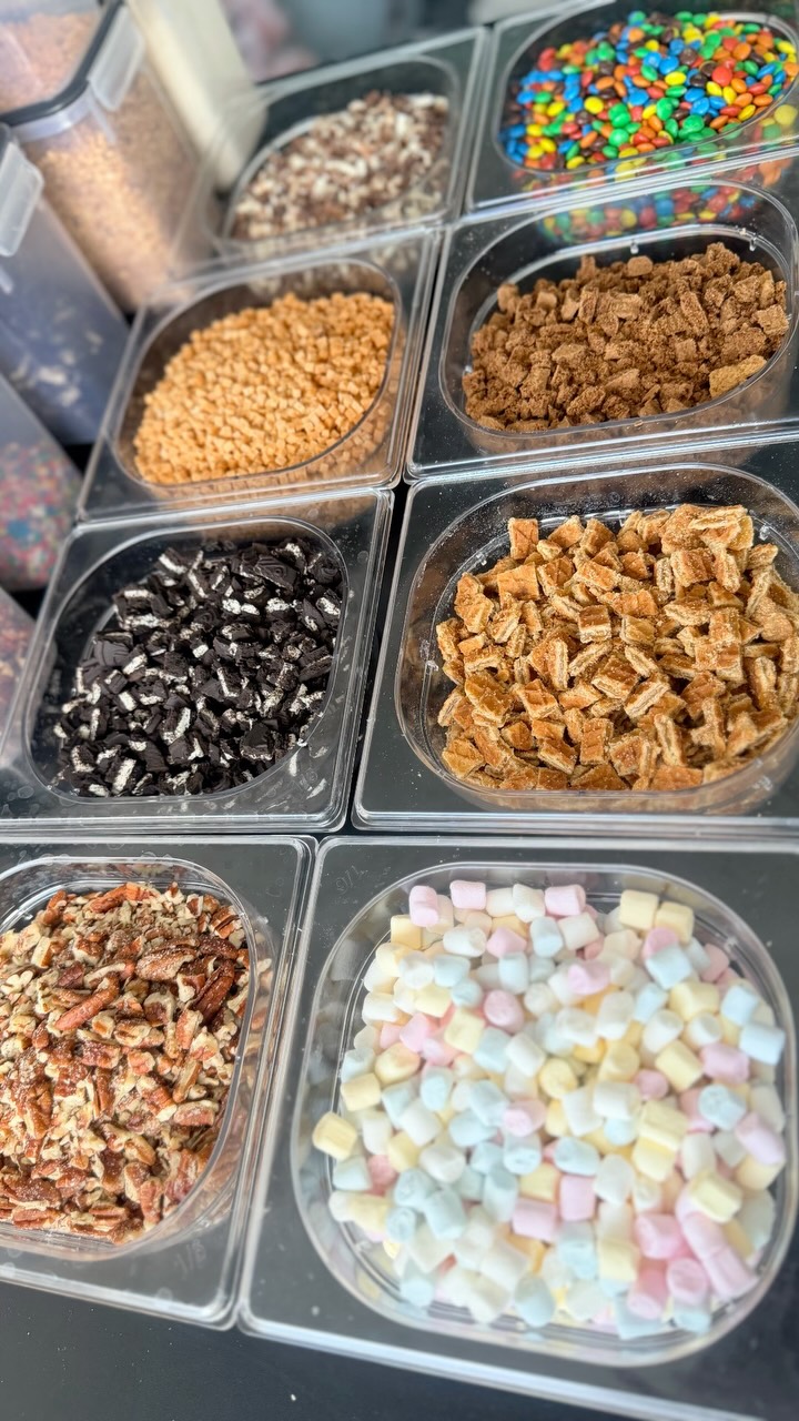Zie je het aantal opties die je hebt!
.
Vanmorgen deelde ik al dat ik aan de bak moest…
Alle voorraad is weer aangevuld zoals je ziet in de bakken,
.
#cakebar #decakebarvannederland #glutenvrijetips #bruiloftinspiratie #weddinginspo