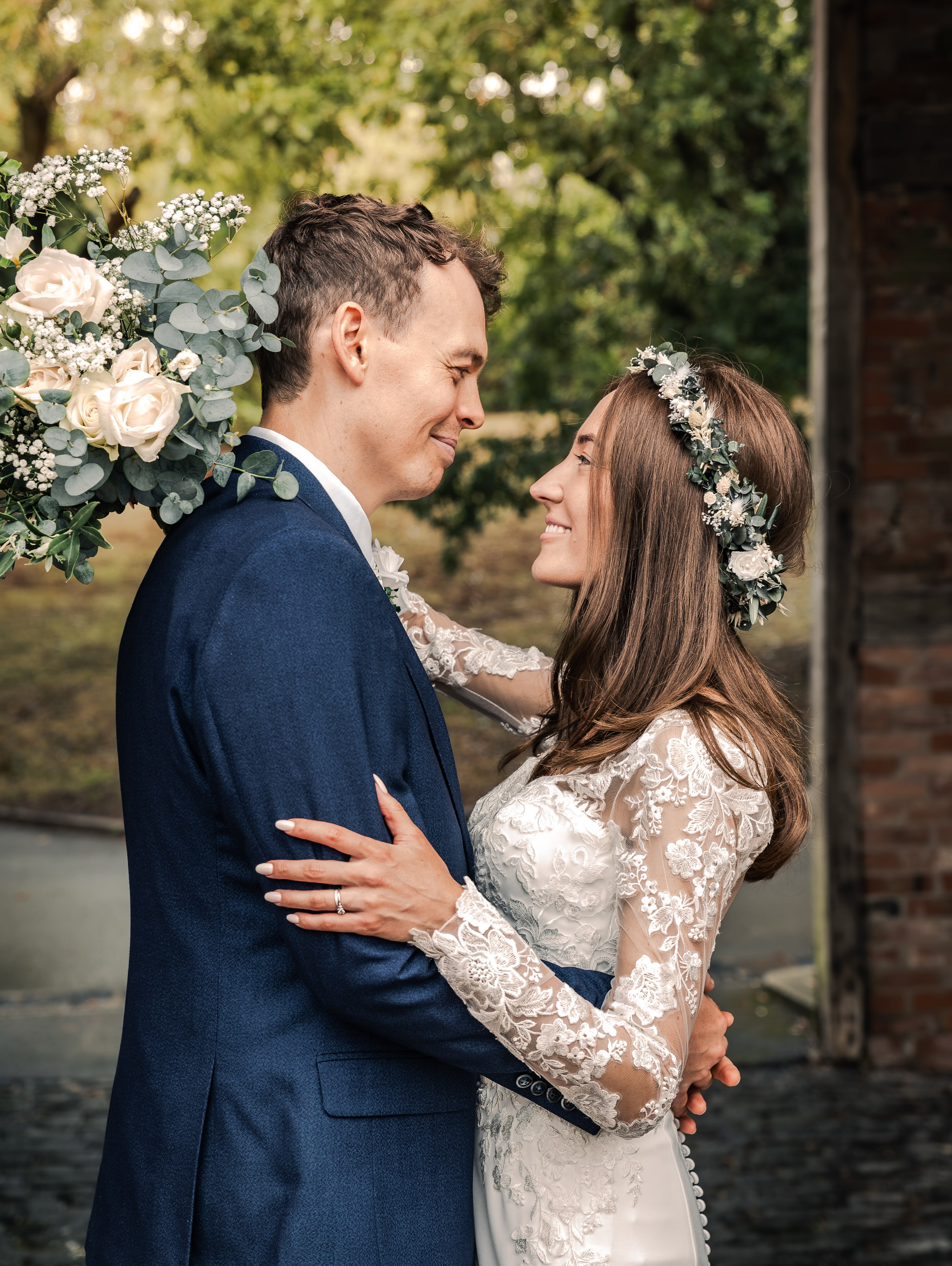 An absolutely beautiful day at Gorcott Hall in Warwickshire with Charlotte and Joe. Here’s a few of my favourite moments from the day. Seamstress @alexlaycock_seamstress
