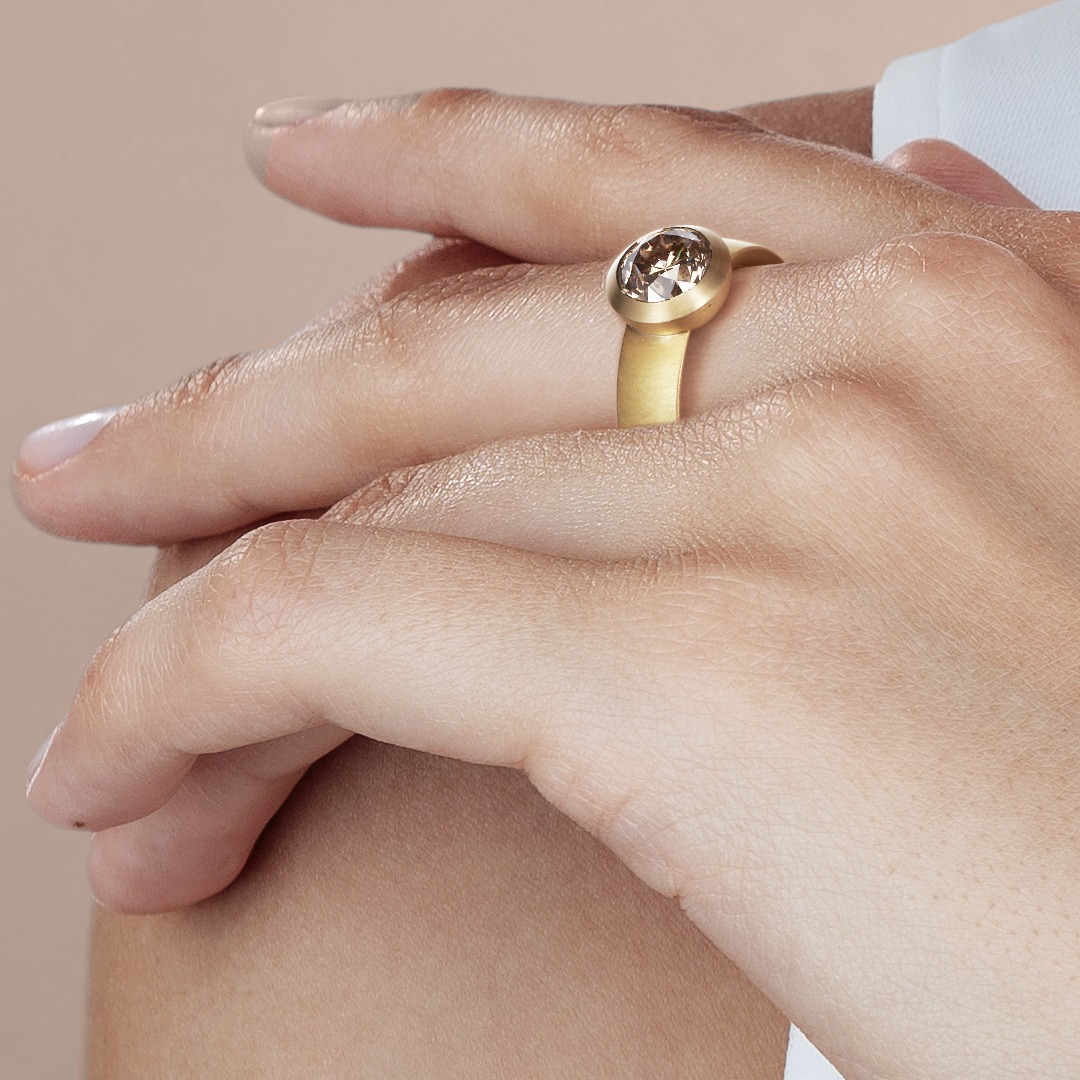 Ein ausdrucksstarkes Einzelstück aus eigener Werkstatt: Die Goldschmiede Treykorn präsentiert einen außergewöhnlichen Brillantring aus 750 Gelbgold. Der Fokus liegt ganz auf dem großen, naturbraunen Brillanten, der durch seinen natürlichen Farbton und den präzisen Schliff eine besondere Tiefe besitzt. Das minimalistische, aber kraftvolle Design betont die Wertigkeit der ausgewählten Materialien und ist bei uns in Berlin erhältlich.
An expressive unique piece from our own workshop: Goldschmiede Treykorn presents an exceptional brilliant-cut diamond ring in 18-karat yellow gold. The focus is entirely on the large, natural brown diamond, which possesses a unique depth due to its natural hue and precise cut. The minimalist yet powerful design emphasizes the value of the selected materials and is now available in our Berlin gallery.
#contemporarycraft #schmuckgalerie #handarbeit #luxusaccessoires #finecraft #goldschmiedeberlin #modernjewelry #diamantschmuck #goldschmiede #echtschmuck