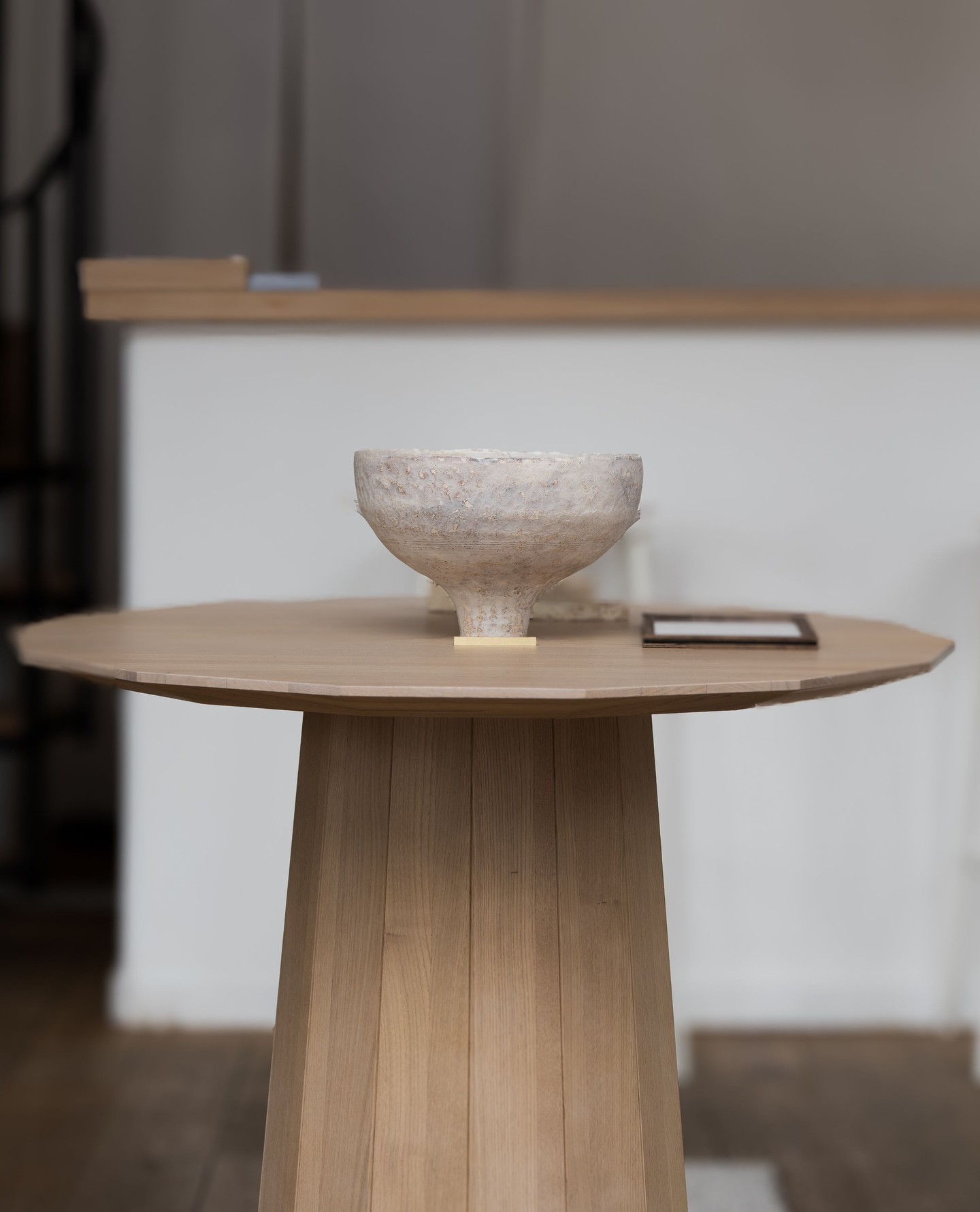 For Paris Design Week, Biën; is presenting an exhibition exploring the world of Japanese scent.
The presentation brings together Japanese incense and works by ONOE KOTA, shown as objects that hold, frame and accompany fragrance.
A quiet encounter between scent, material and form.
We would be very pleased to welcome you at Biën;.
September 10–19
12:00–19:00
Closed on Sunday and Monday