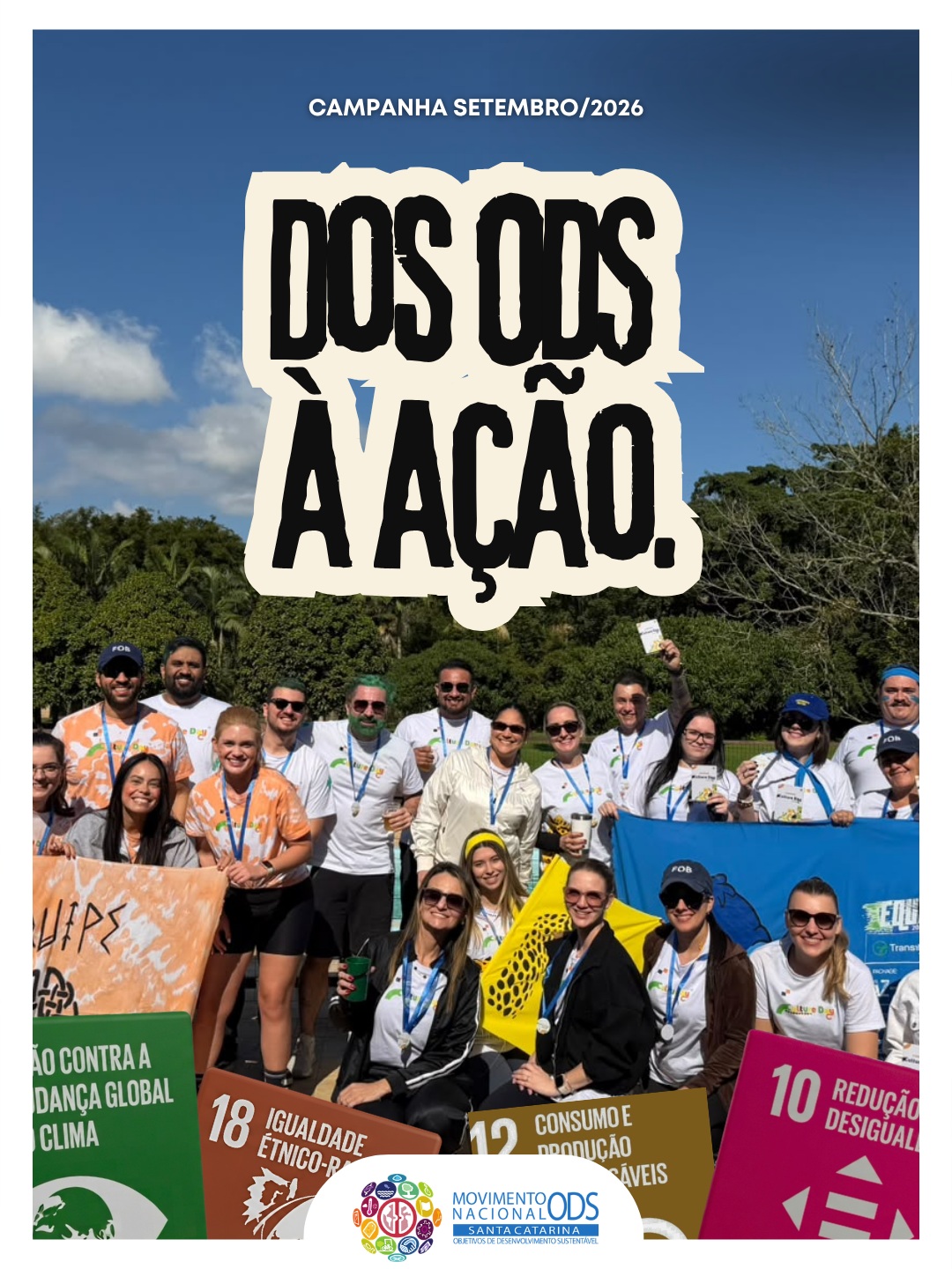 Dos ODS à ação. Comprometer-se é transformar intenção em ação.
Ao tornar-se signatário do Movimento ODS SC, a pessoa ou organização passa a integrar uma rede que fortalece a implementação da Agenda 2030 em Santa Catarina.
Esse compromisso começa com a adesão, representada pelo Selo Juntos pelos ODS, e continua com a prestação de contas anual por meio do Relatório de Compromissos. Os signatários que enviam o relatório recebem a Declaração de Compromissos, documento que reconhece o compromisso assumido com o Movimento. Ela não certifica nem chancela projetos ou ações.
Em 2025, a rede reuniu 2.238 signatários, esteve presente em 128 municípios, realizou 34 ações e eventos e alcançou mais de 4,66 mil pessoas. Essas iniciativas contribuíram especialmente para os ODS 4, 11, 13, 16 e 17, fortalecendo metas relacionadas à educação para o desenvolvimento sustentável, aos territórios, à ação climática, à governança e às parcerias.
Conhecer. Comprometer-se. Transformar.
#PraTodosVerem: Carrossel do Movimento ODS Santa Catarina sobre sua atuação pela Agenda 2030. As telas apresentam informações sobre a rede de signatários, compromissos, resultados de 2025 e contribuições para os ODS 4, 11, 13, 16 e 17. Fotografias mostram momentos de formação, diálogo, mobilização comunitária, ações ambientais, eventos e encontros entre diferentes públicos. O carrossel reforça a importância da educação, da participação, das parcerias e da ação coletiva para transformar os territórios. Ao final, aparecem a marca do Movimento ODS SC e as logomarcas dos apoiadores oficiais.
#SetembroODS #ODSnaPrática #Agenda2030 #MovimentoODSSC #DosODSÀAção