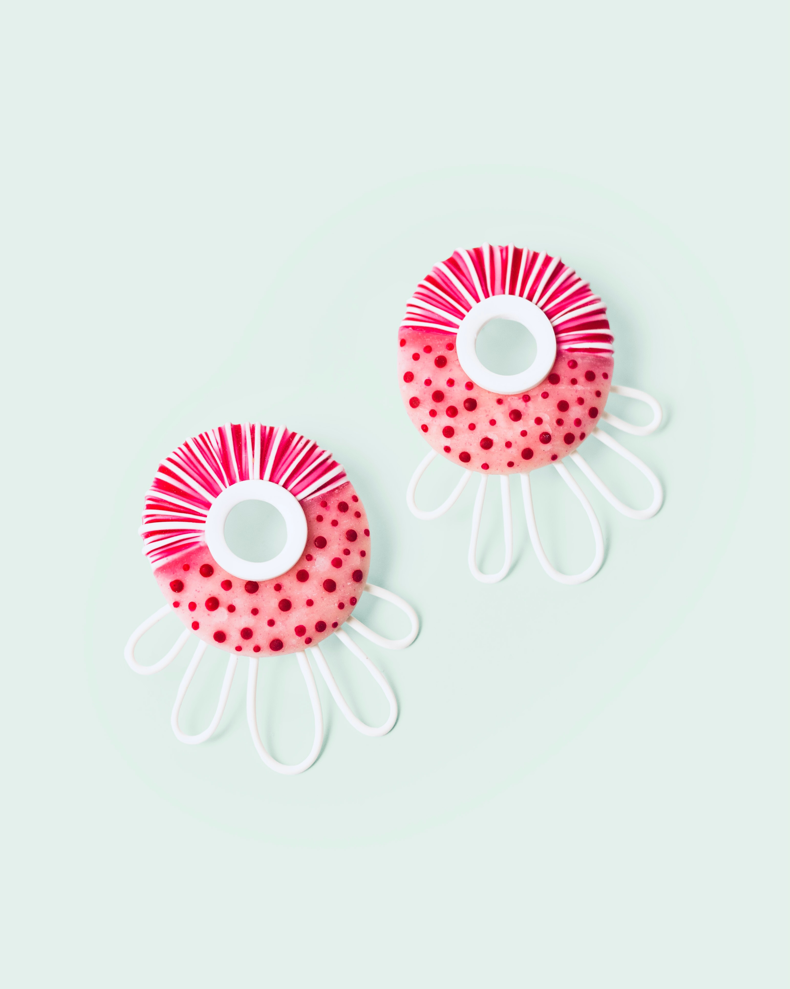 Somehow, between all the September craziness, I managed to finish these earrings and a tutorial for the British Polymer Clay Guild and their event happening this weekend. ❤️
I’m excited to share with you how to create these loop earrings, made simply from white and translucent polymer clay, with color added using pigments and glass inclusions.
We’ll also create a decoration with Czextruder from @lucyclaytools that adds another layer of detail to the design.
There are many little things coming together in these earrings, which, in the end, I baked about ten times in the oven. 🙈 So the process is a bit tedious, but the result is quite playful and opens up so many possibilities for different variations.
Excited to share the whole process this Sunday at the @britishpcguild online event! 🥳