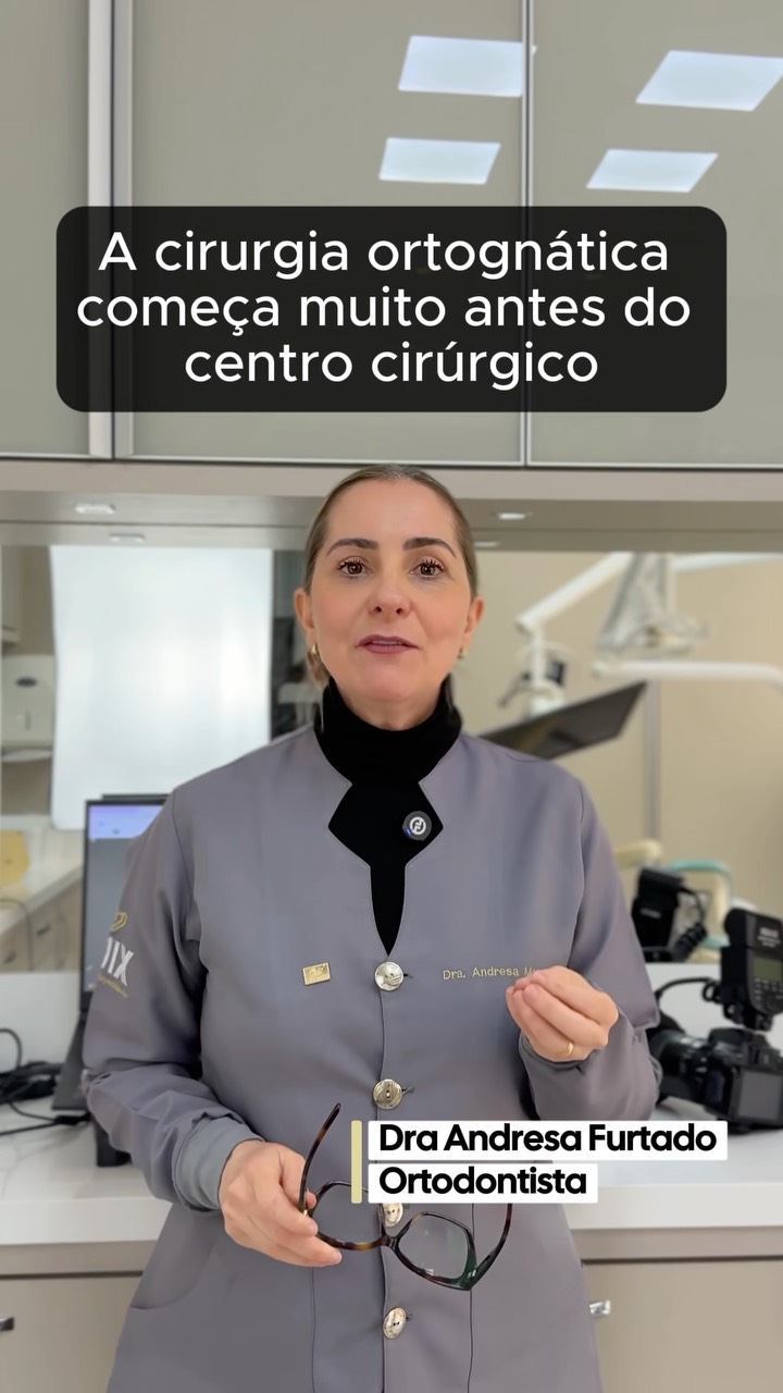 A cirurgia ortognática começa muito antes do centro cirúrgico.
O preparo ortodôntico é uma etapa estratégica para que cada movimento esteja alinhado ao planejamento do caso.
Alinhadores, aparelho fixo ou a combinação dos dois: a escolha depende do diagnóstico e dos objetivos de cada paciente.
Com o planejamento virtual, consigo visualizar as movimentações antes mesmo de iniciar o tratamento e conduzir cada etapa de forma mais precisa e individualizada.
Seu caso precisa de preparo ortodôntico para cirurgia ortognática?
Entre em contato com a nossa equipe e agende uma avaliação.