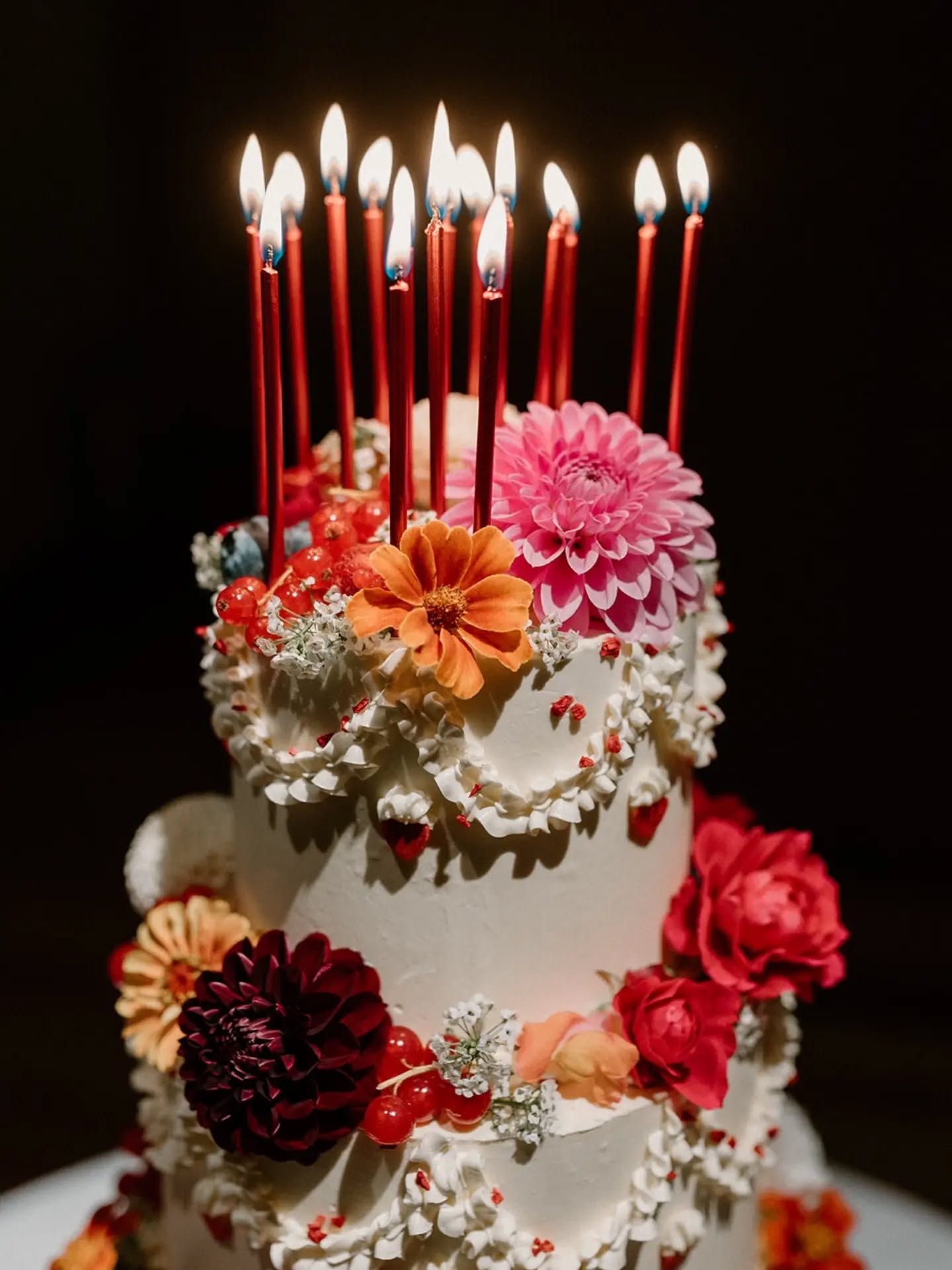 And those candles?! β€οΈπ₯ A proper burst of colour for this fun and super stunning wedding at The Great Barn β₯οΈ