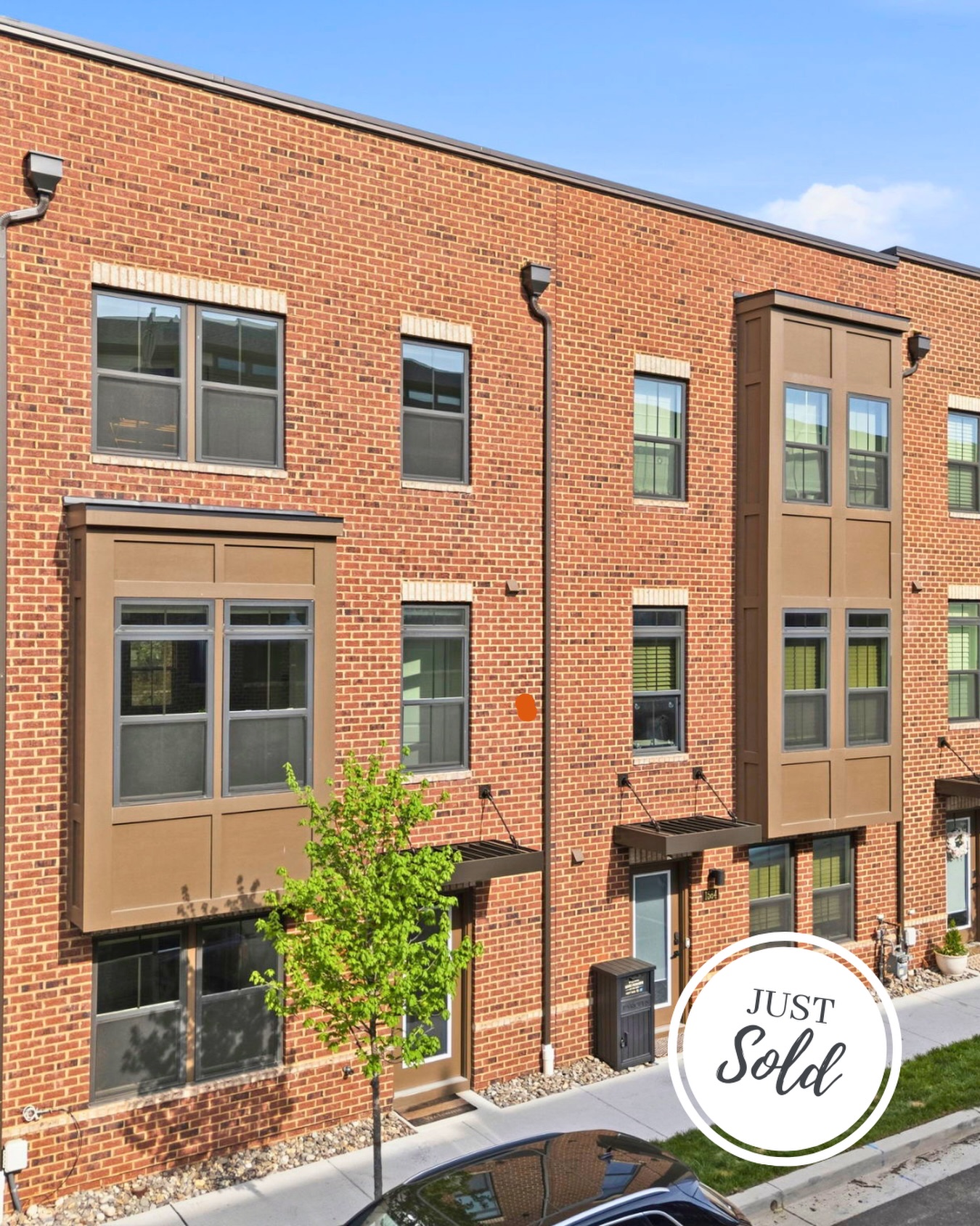 🎉🎊 Congratulations to my clients for closing their chapter in Baltimore and handing over the keys to their beautiful home to the new owners.
Fun fact- this is the third home I’ve sold on this street in Banner Row in the last 8 months!
Ready to start your next real estate chapter? Send me a DM and let’s talk! 📩
⠀⠀⠀⠀⠀⠀⠀⠀⠀
— Molly Reed, your Baltimore, Maryland Realtor sharing Baltimore’s best homes and lifestyle
⠀⠀⠀⠀⠀⠀⠀⠀⠀
baltimore real estate, baltimore realtor, locust point realtor, locust point rowhome
________________________
🏡Molly Reed, REALTOR
🧭Compass
📲 m: 518.496.5674 / o: 443.873.3585
📧 molly.reed@compass.c