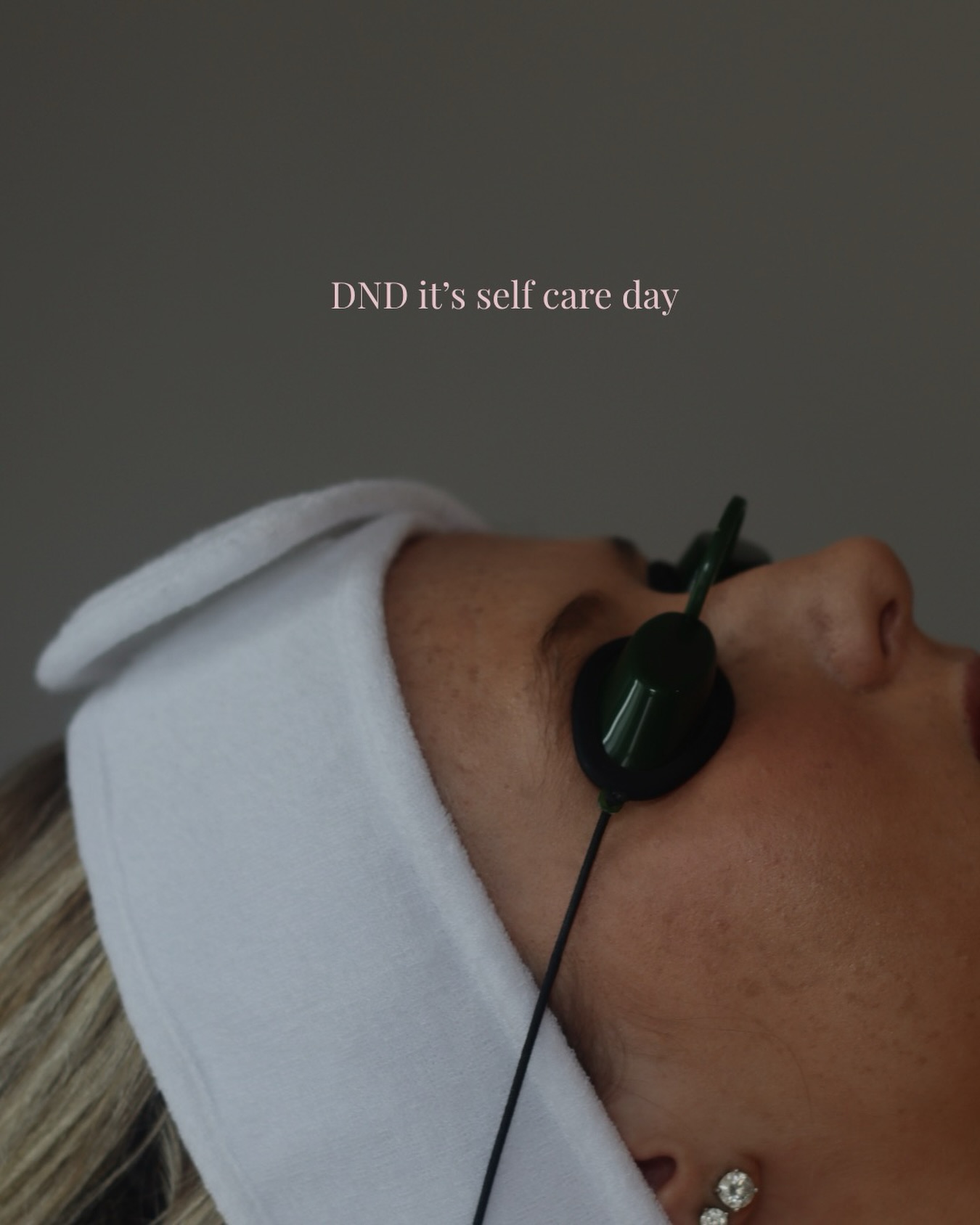Phone on DND, mind on nothing at all.
This is your reminder to book the appointment you keep pushing off & make time for yourself this fall.
You deserve it, xoxo 💋
#walshstylingbeautybar #selfcare #september #fallreset #hairsalon